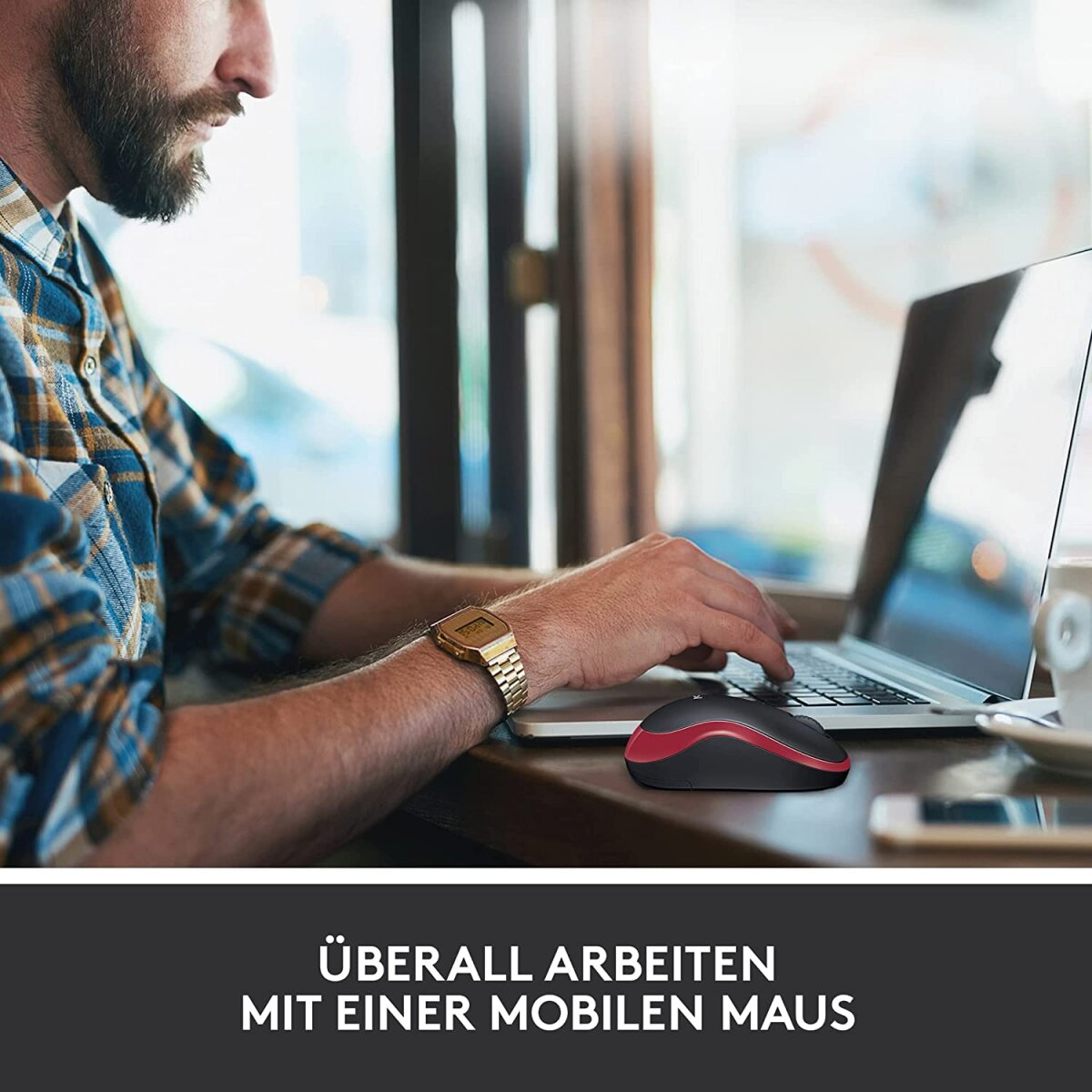 Een man gebruikt een laptop met een draadloze muis. Hij draagt een geruit overhemd en een gouden horloge. De scène is een café, met tekst onderaan.