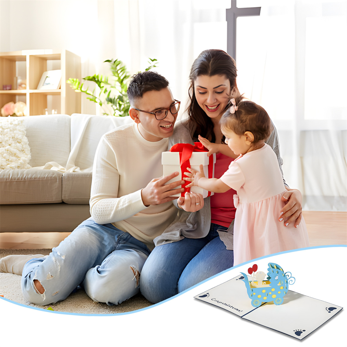 Familie gibt ein Geschenk, ein Baby und eine Grußkarte in einem Raum.