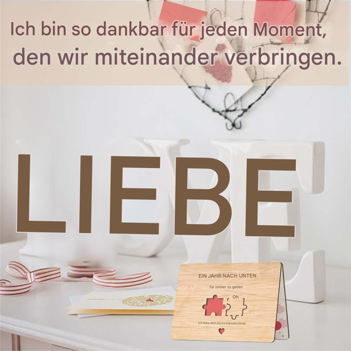 Weiße Buchstaben bilden das Wort LIEBE. Eine Karte mit Puzzledesign liegt davor. Einige Bänder liegen auf dem Tisch.