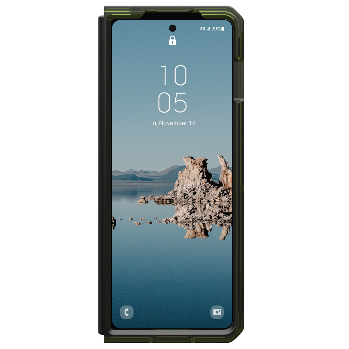 Smartphone in een beschermhoesje, met een landschapsfoto. De hoes is groen en zwart.