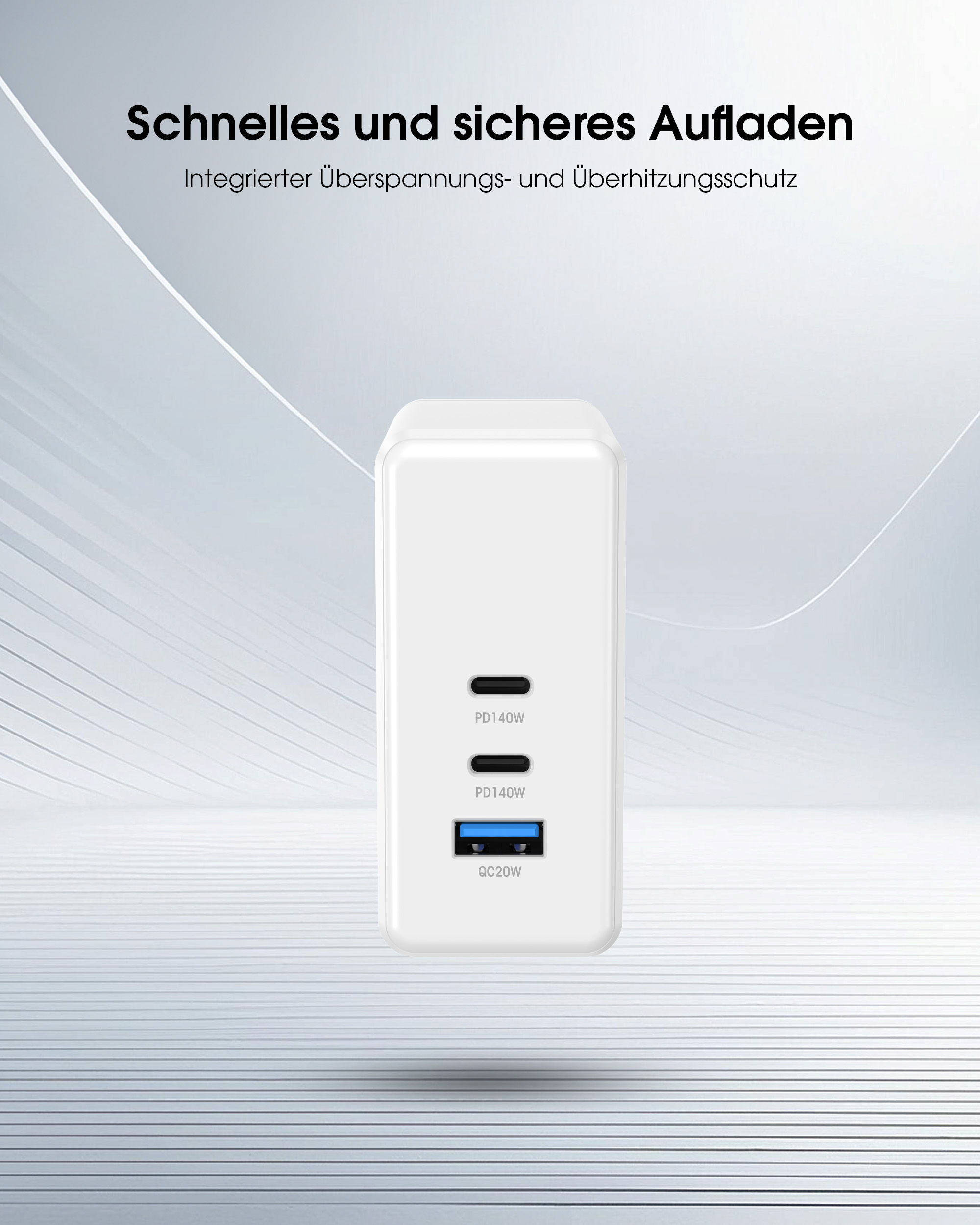 Weißes Ladegerät mit USB-Anschlüssen, mit Beschriftungen auf den Anschlüssen, vor hellem Hintergrund.