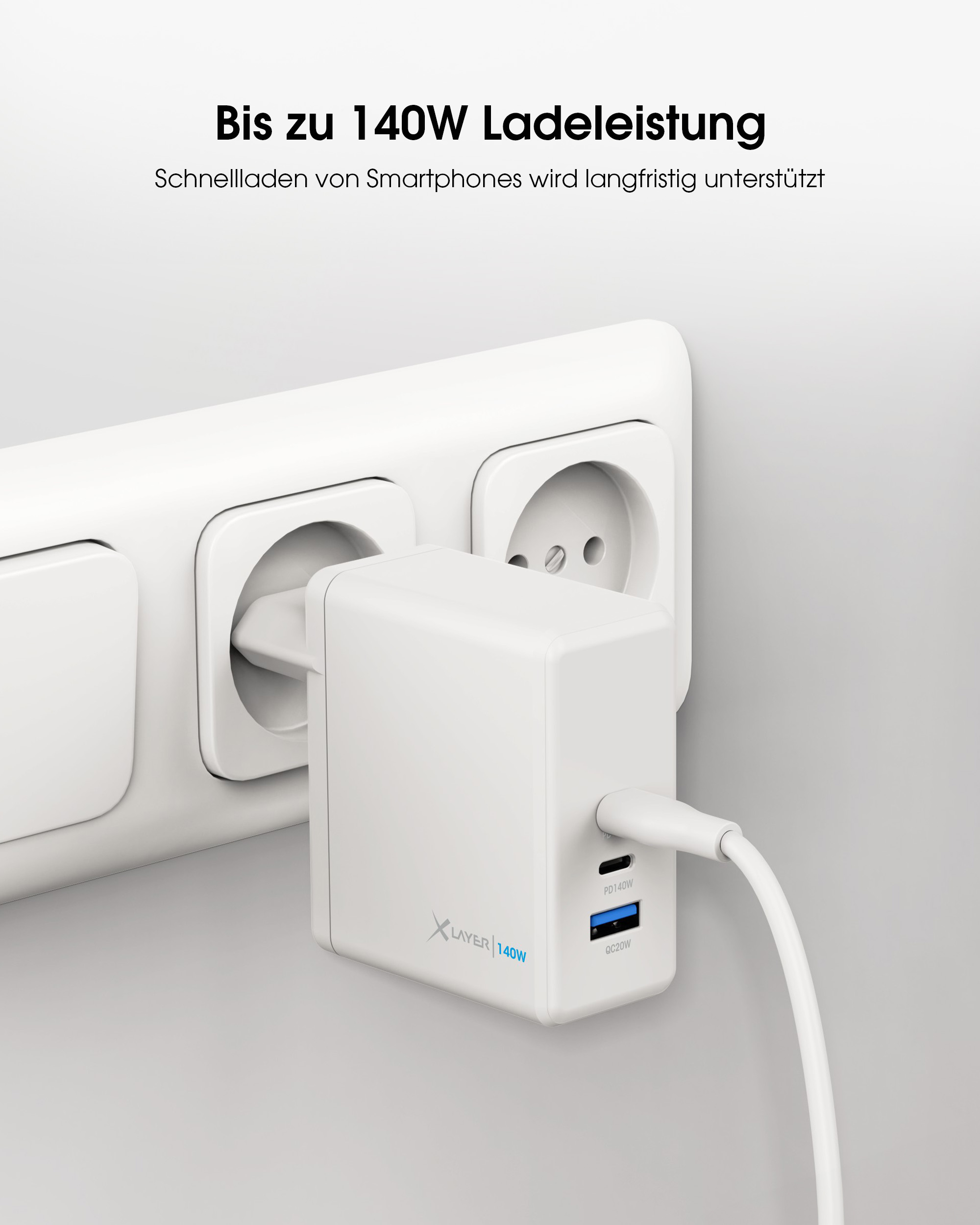 Weißes Netzteil, das in eine Steckdose gesteckt wird. Es hat ein USB-C-Kabel.