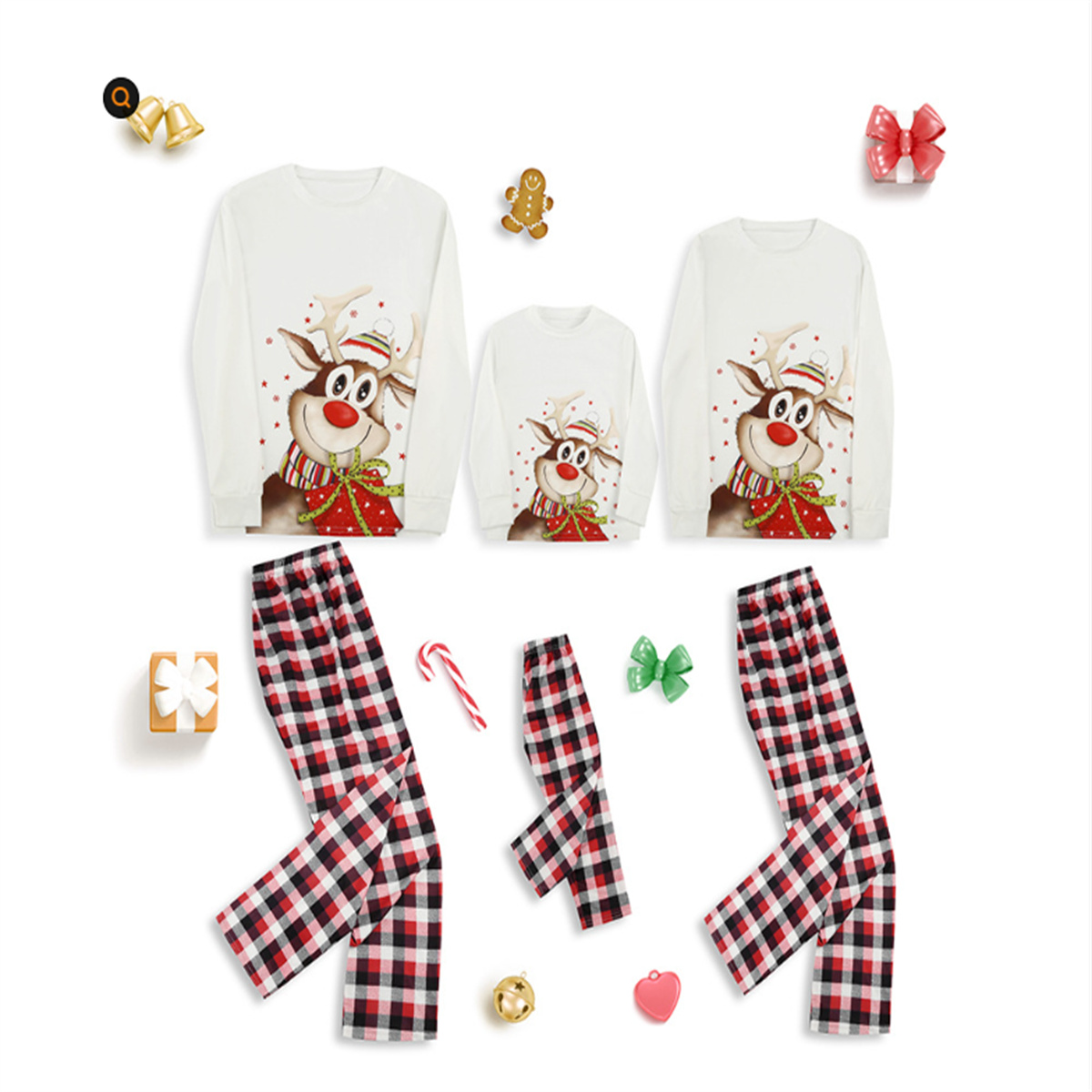 Familie in Weihnachtspyjamas. Drei Rentier-Pullover und passende karierte Hosen.