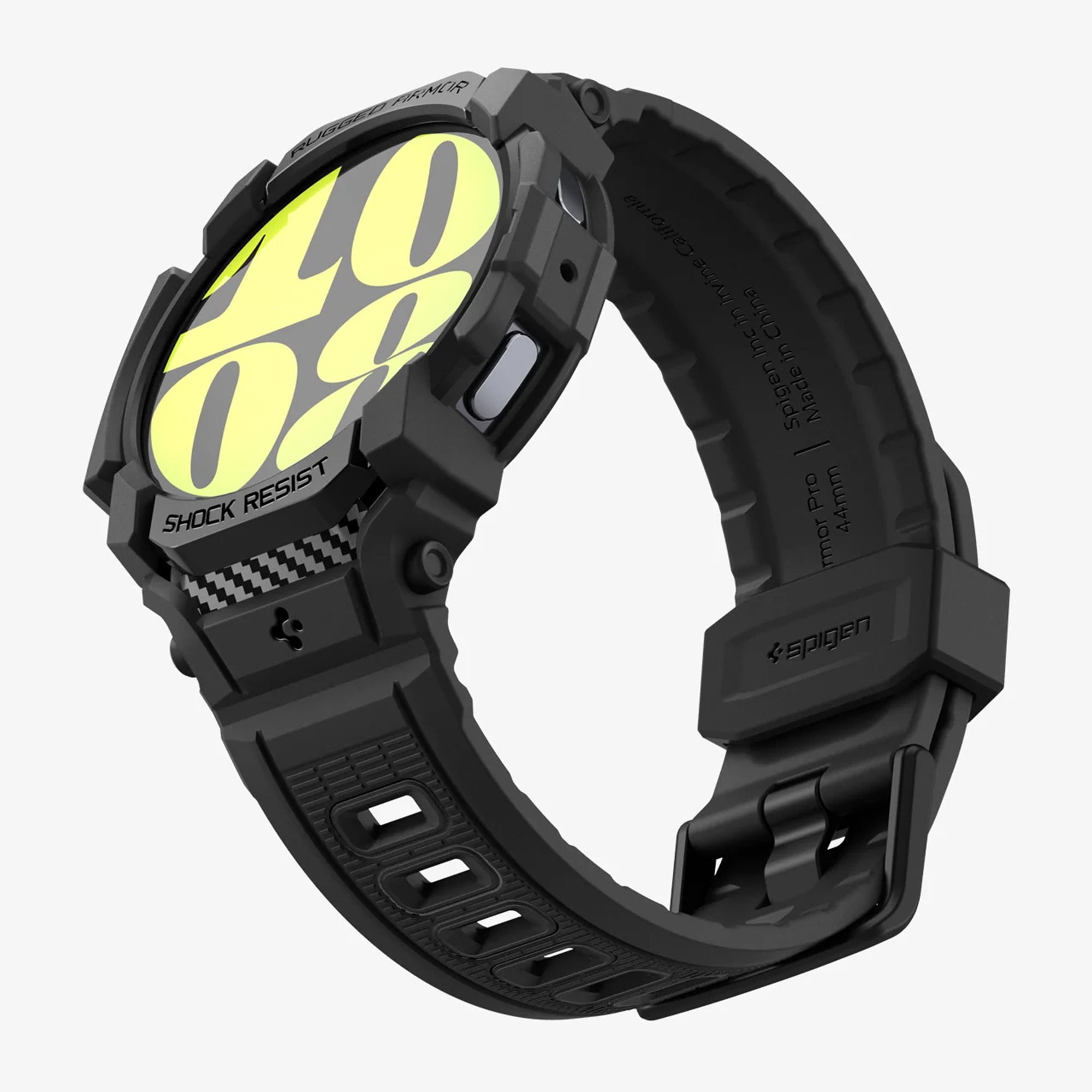 Zwarte smartwatch met geel display, in een beschermhoes met zwarte band. De horloge toont de tijd.