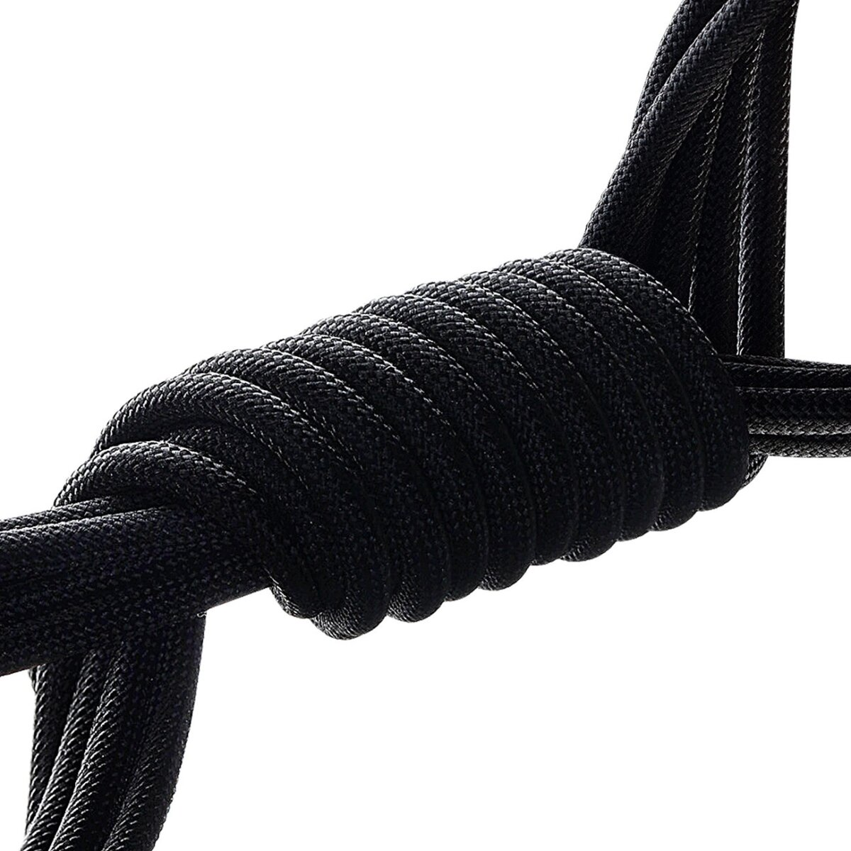 Czarny pleciony kabel, ciasno zwinięty. Kabel to zbliżenie.