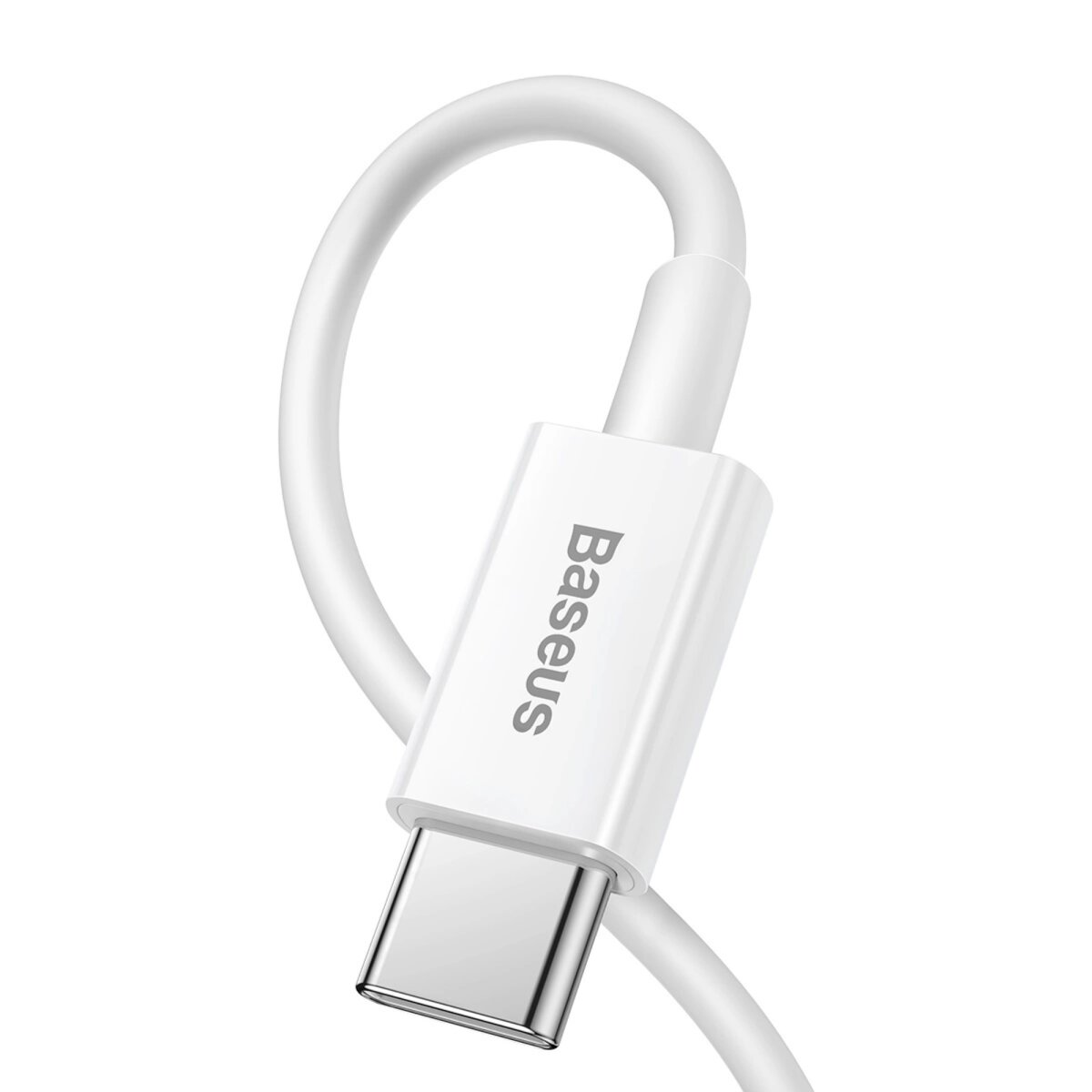 Nahaufnahme eines weißen USB-C-Anschlusses mit dem Baseus-Logo. Das Kabel ist weiß.