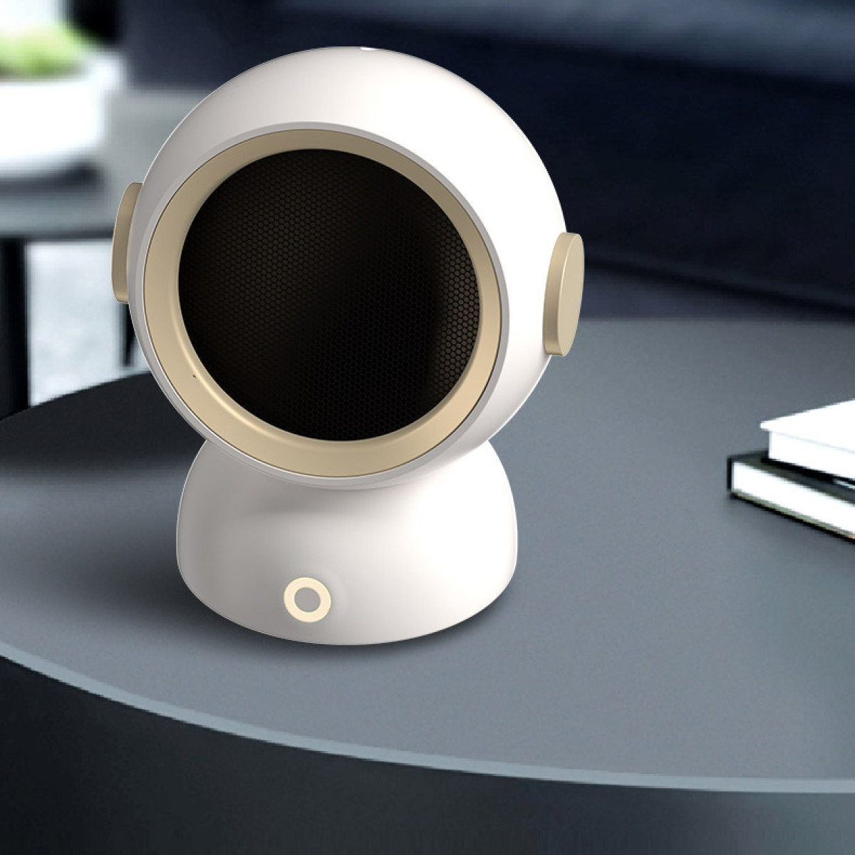 Biało-beżowy grzejnik na ciemnym stole, z rozmytym tłem. Okrągły design.