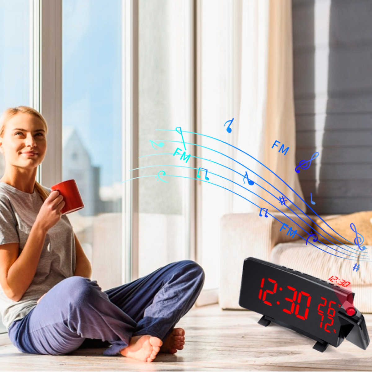 Kobieta siedzi przy oknie, patrząc na cyfrowy radiobudzik z nutami muzycznymi.