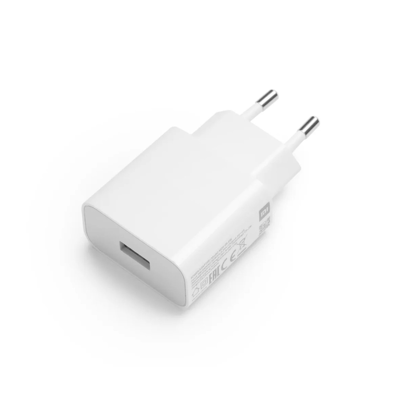 Un caricatore bianco con una porta USB. Ha due spine per la presa.