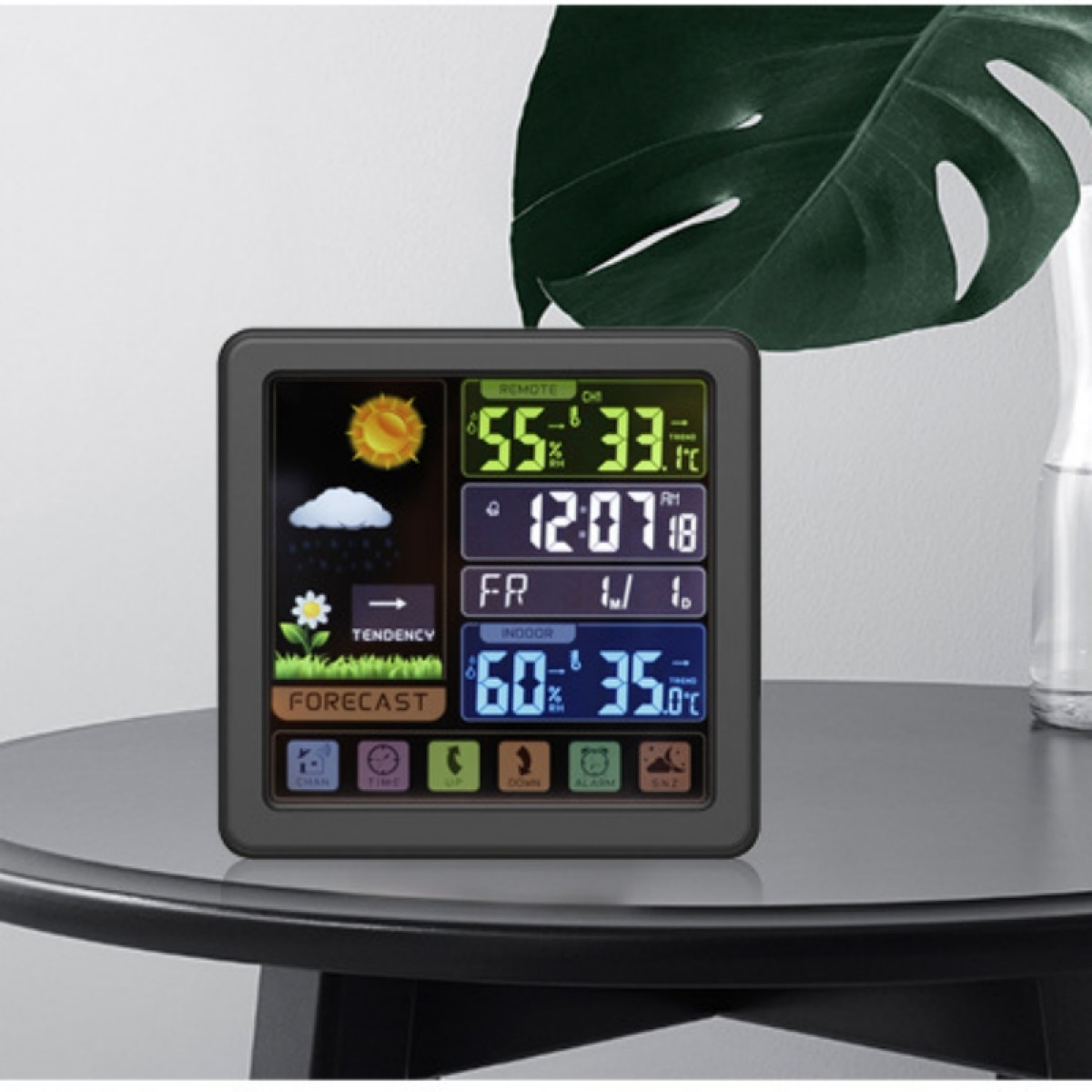 Cyfrowa stacja pogodowa na stole. Wyświetla prognozę pogody, godzinę i informacje o temperaturze.