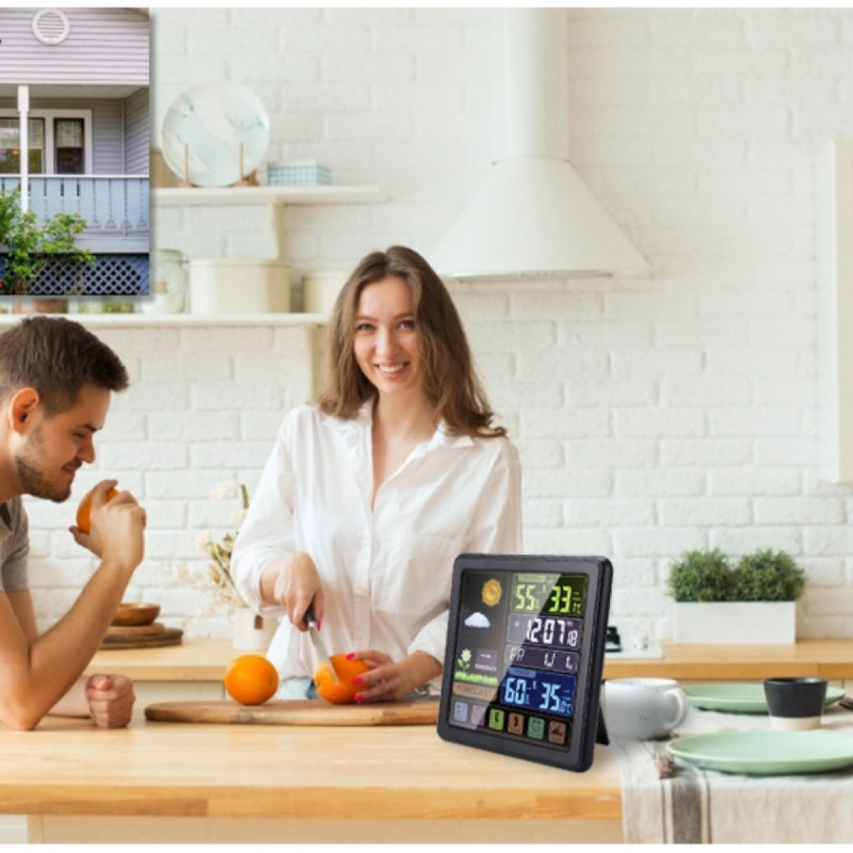 Kobieta kroi pomarańczę w kuchni. Mężczyzna siedzi przy stole. Stacja pogodowa na pierwszym planie.