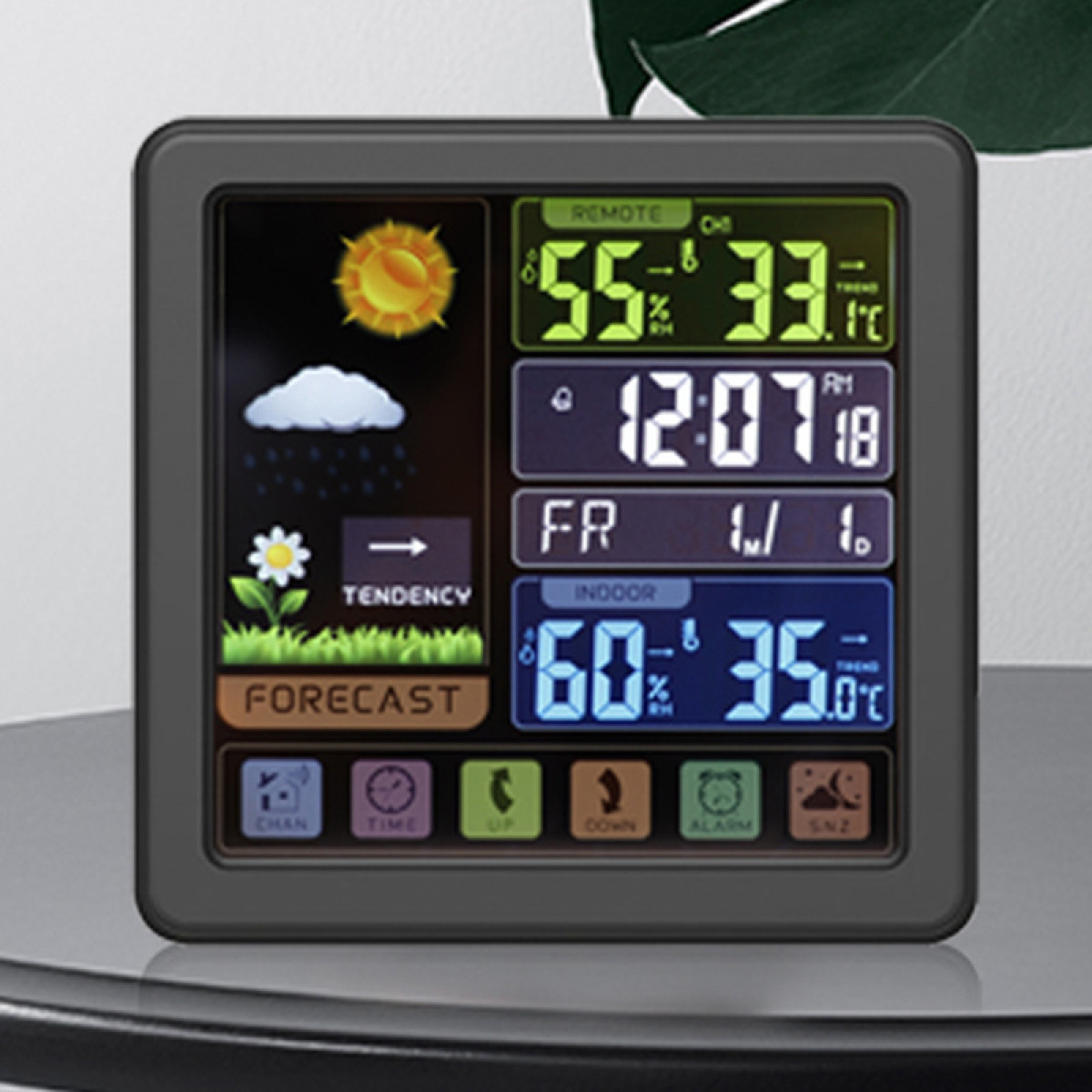 Cyfrowa stacja pogodowa na stole. Wyświetla prognozę pogody, godzinę, temperaturę wewnątrz/na zewnątrz i wilgotność.