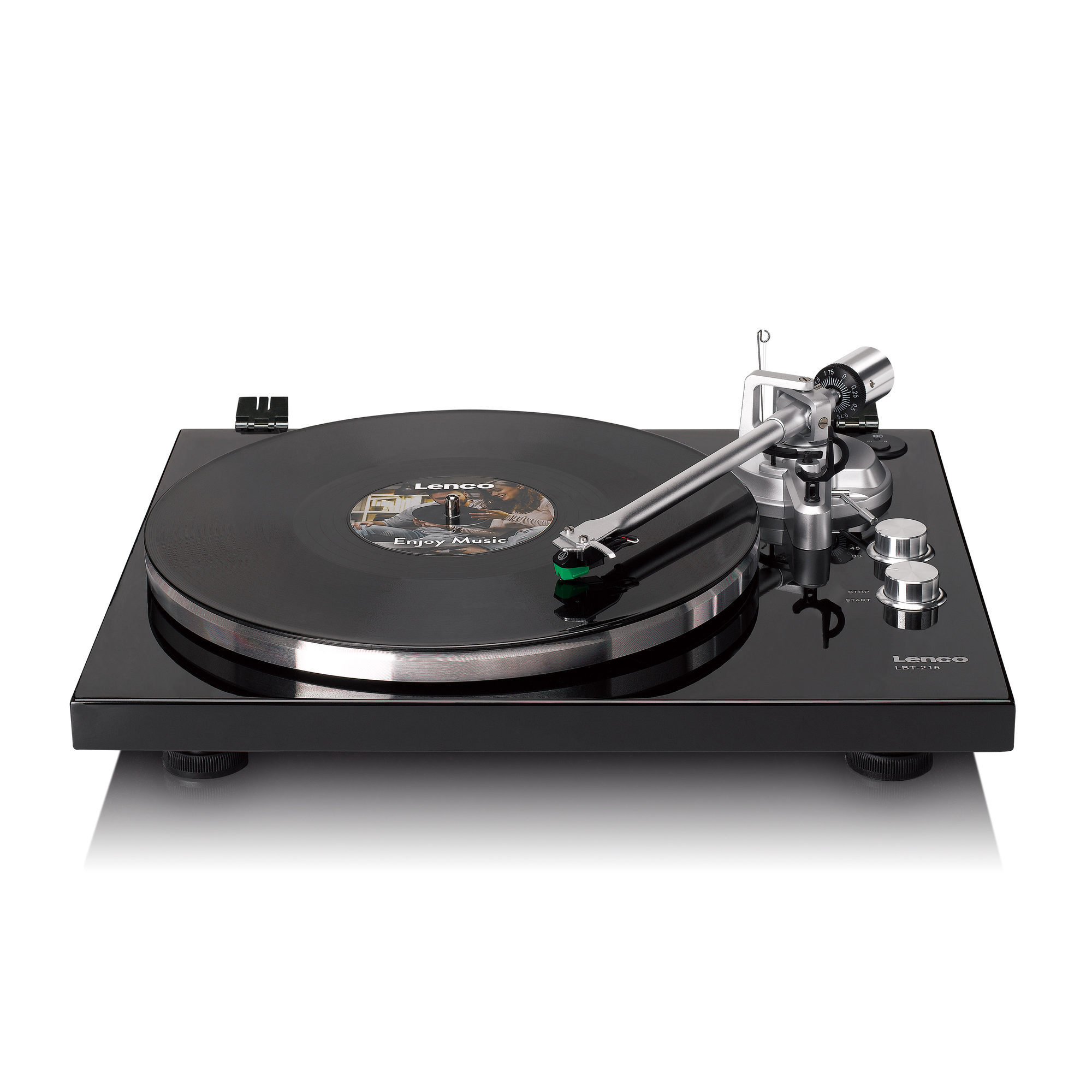 Schwarzer Plattenspieler mit Vinylplatte. Silberfarbene Arme und Knöpfe. Weißer Hintergrund.
