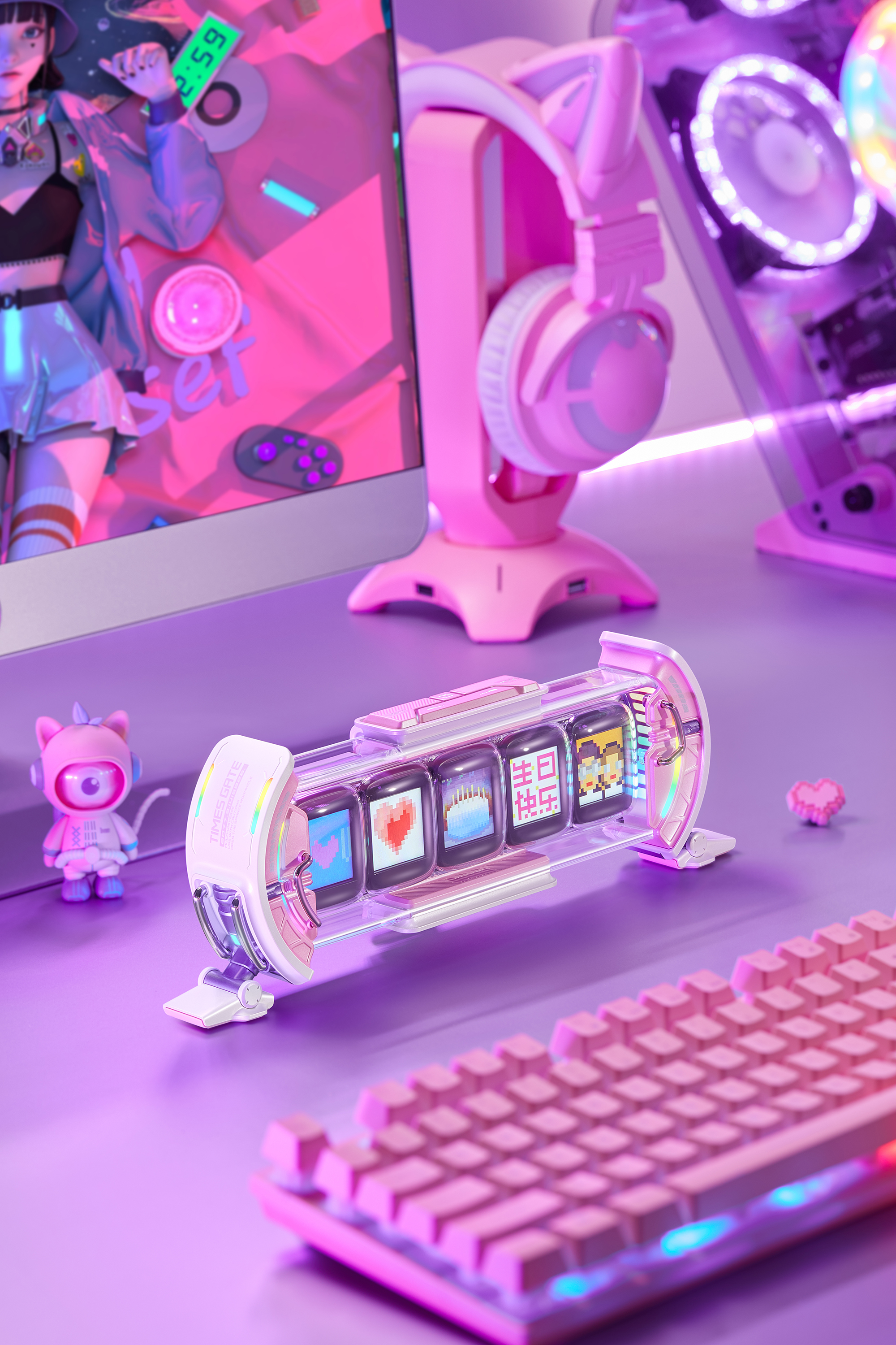 Klavye, kulaklık ve aksesuarlarla pembe oyun kurulumu. Parlak, renkli bir estetiğe sahip.
