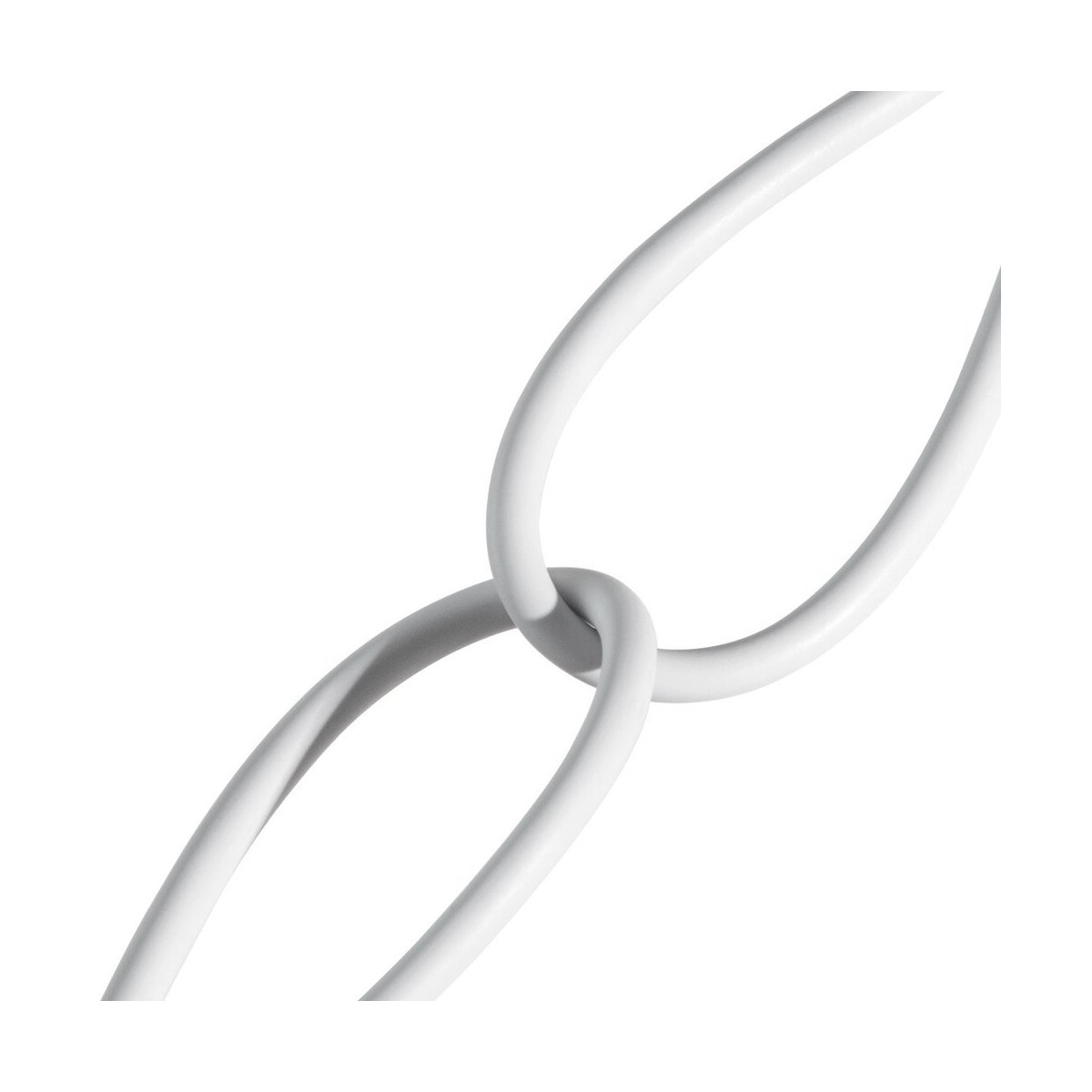 Dwa białe połączone pierścienie. Widok z bliska na białym tle.