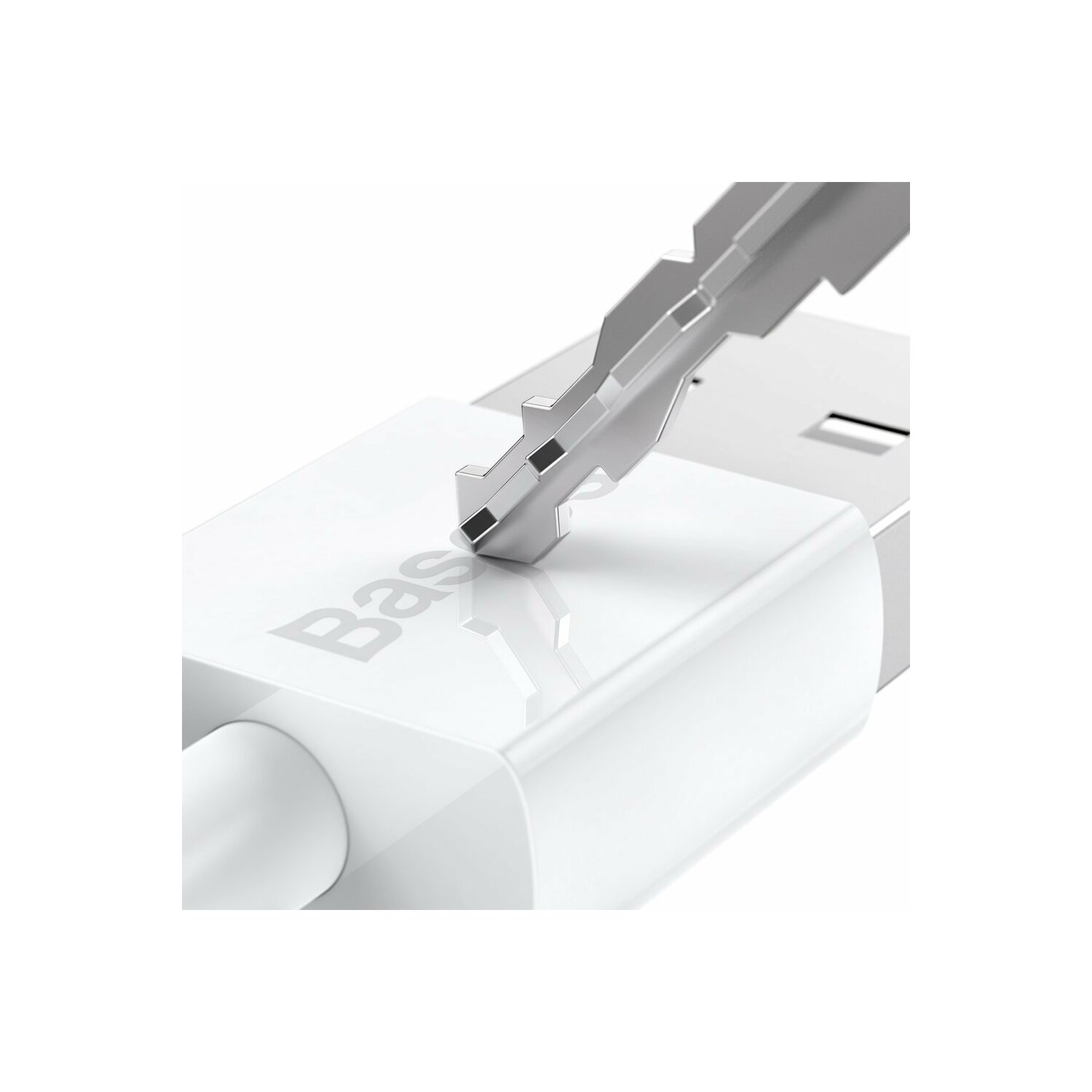 Weißer USB-Anschluss mit Baseus-Logo. Die Stifte des Anschlusses sind sichtbar. Weißer Hintergrund.