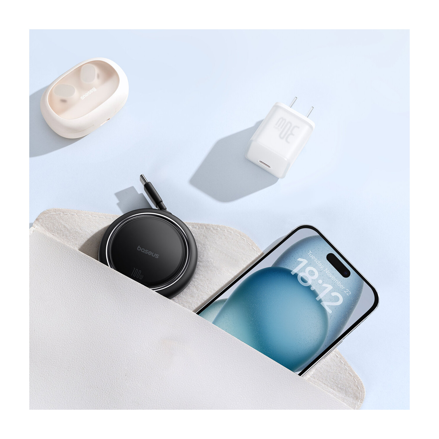 Różne akcesoria technologiczne na jasnoniebieskiej powierzchni.