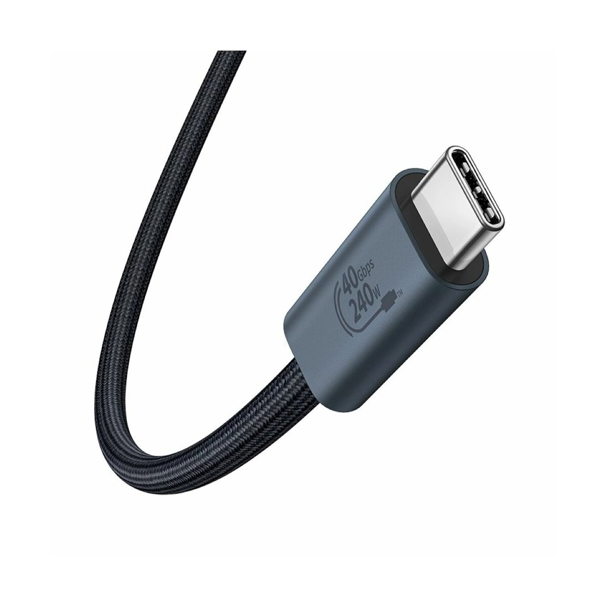 Dunkelgraues USB-C-Kabel mit Text auf dem Stecker, schräg auf Weiß.
