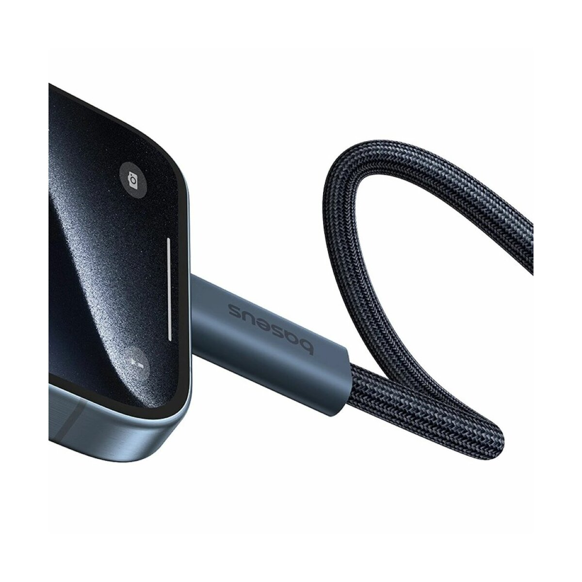 Telefon wird mit einem schwarzen Kabel aufgeladen. Das Kabel ist mit dem Telefon und einem Ladeanschluss verbunden. Weißer Hintergrund.