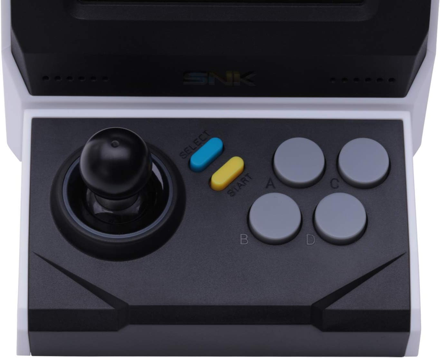Primo piano di un pannello di controllo di un gioco arcade. Ha un joystick, pulsanti di selezione e azione.