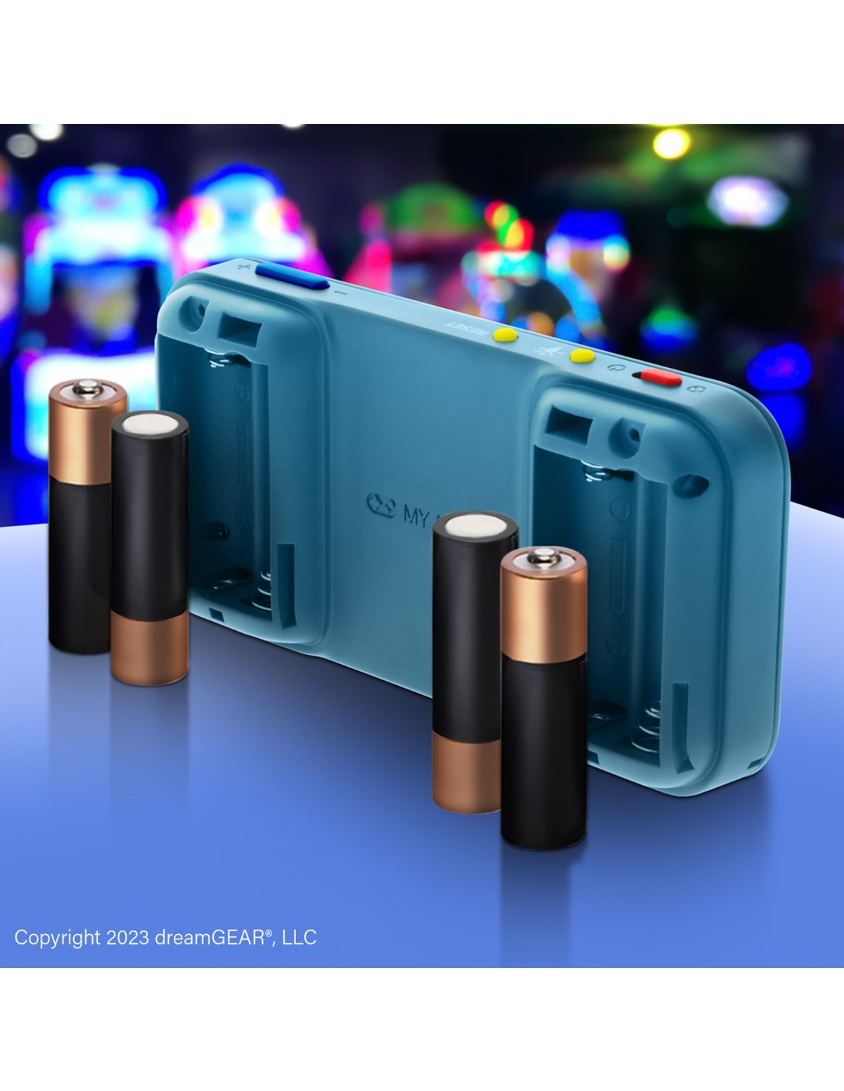 Niebieska konsola do gier przenośnych z bateriami i kartridżem do gier. Podstawa jest niebieska.