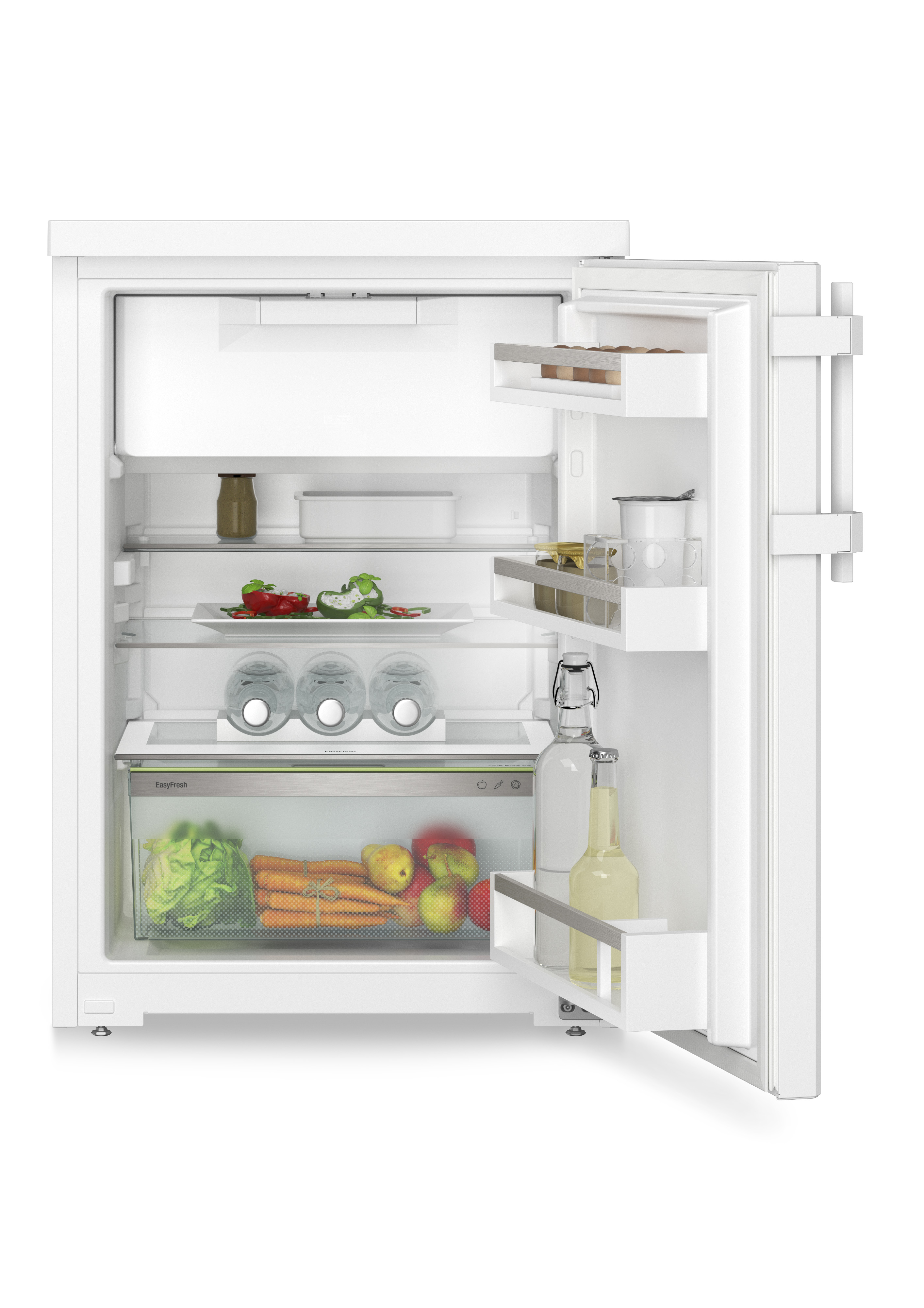 Refrigerador blanco con la puerta abierta, revelando estantes con alimentos y bebidas.