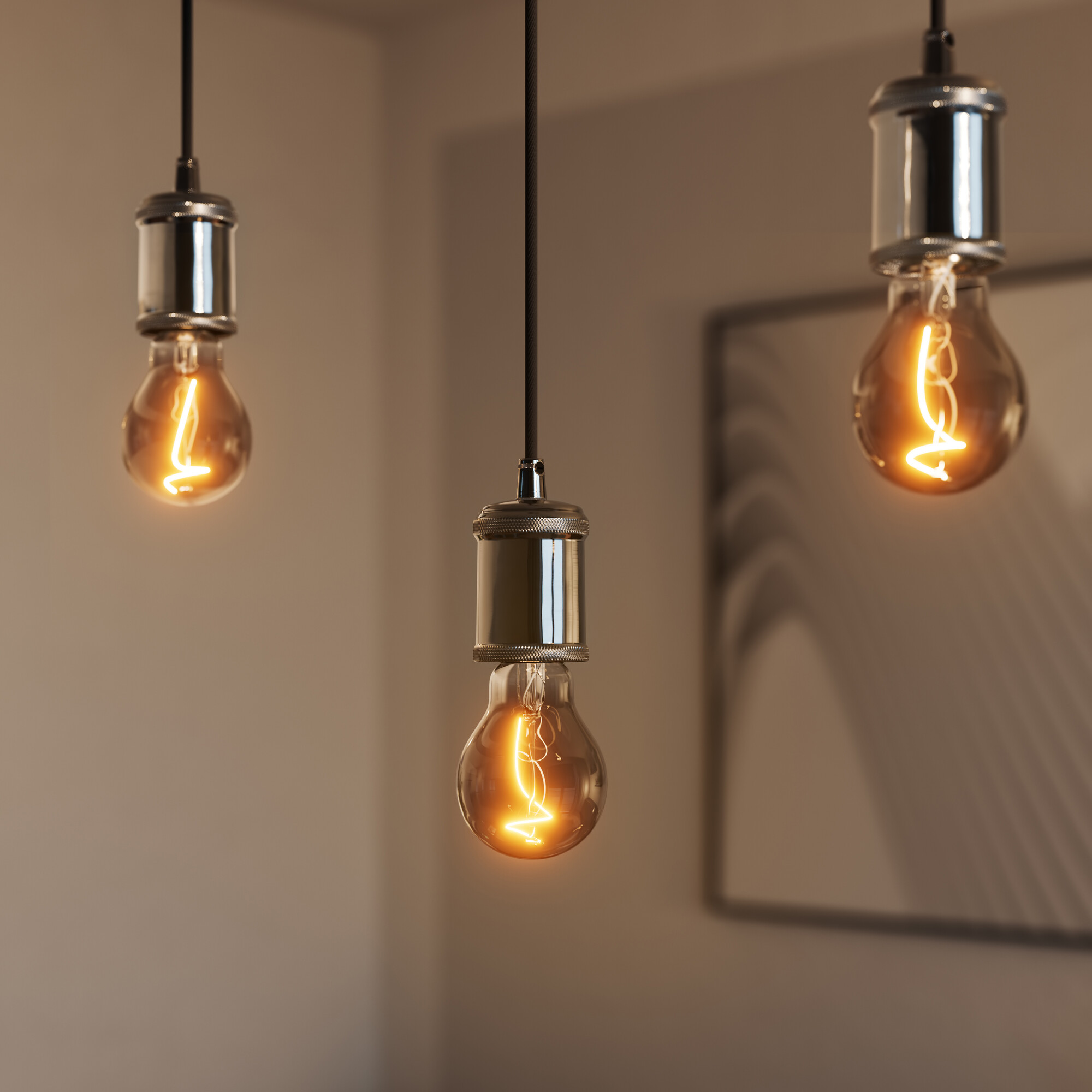 Trois ampoules Edison suspendues avec des filaments incandescents. Fond: mur et plante.