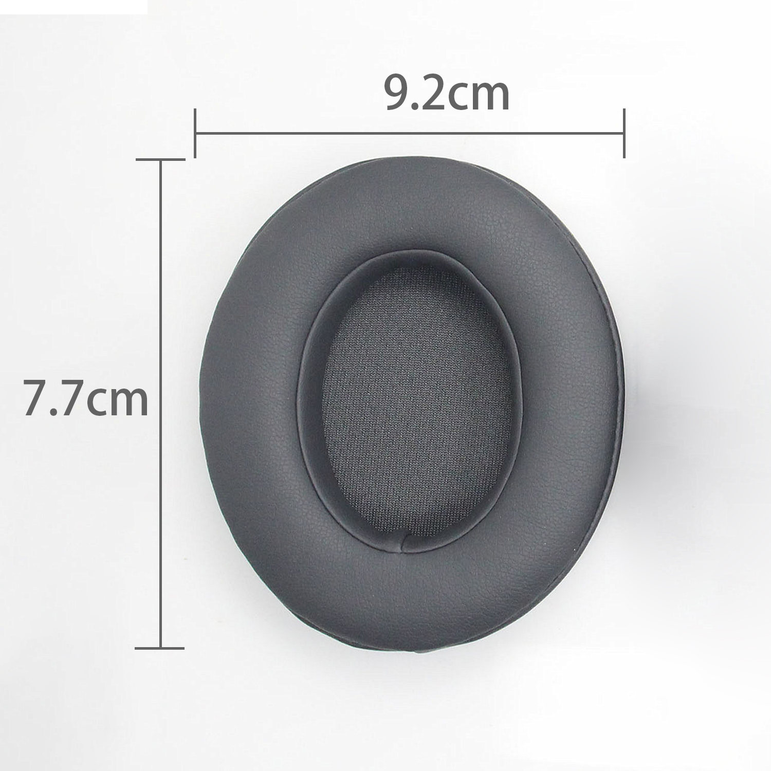 Una almohadilla redonda negra. Tiene 9,2 cm de diámetro y 7,7 cm de altura.