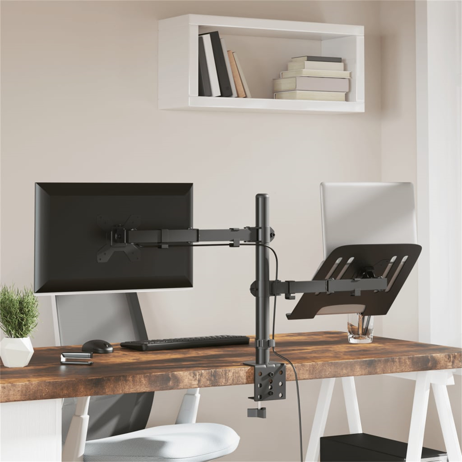 Schreibtisch mit Monitor, Laptopständer und weißem Regal.