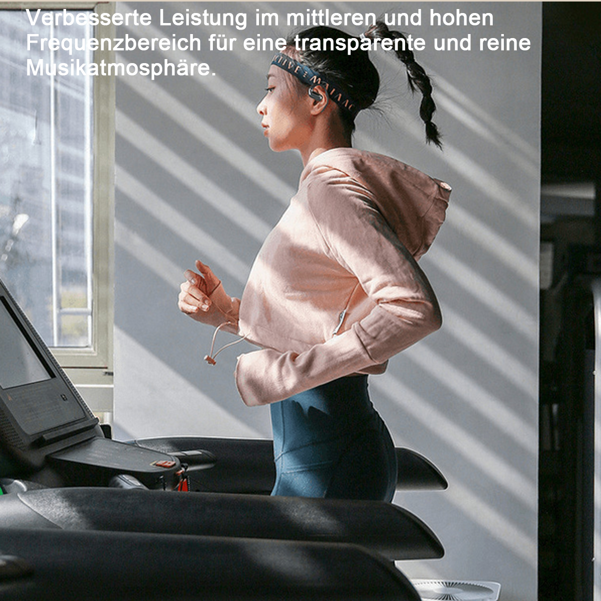 Una donna che corre su un tapis roulant con le cuffie. Lo sfondo mostra la luce del sole attraverso le persiane.