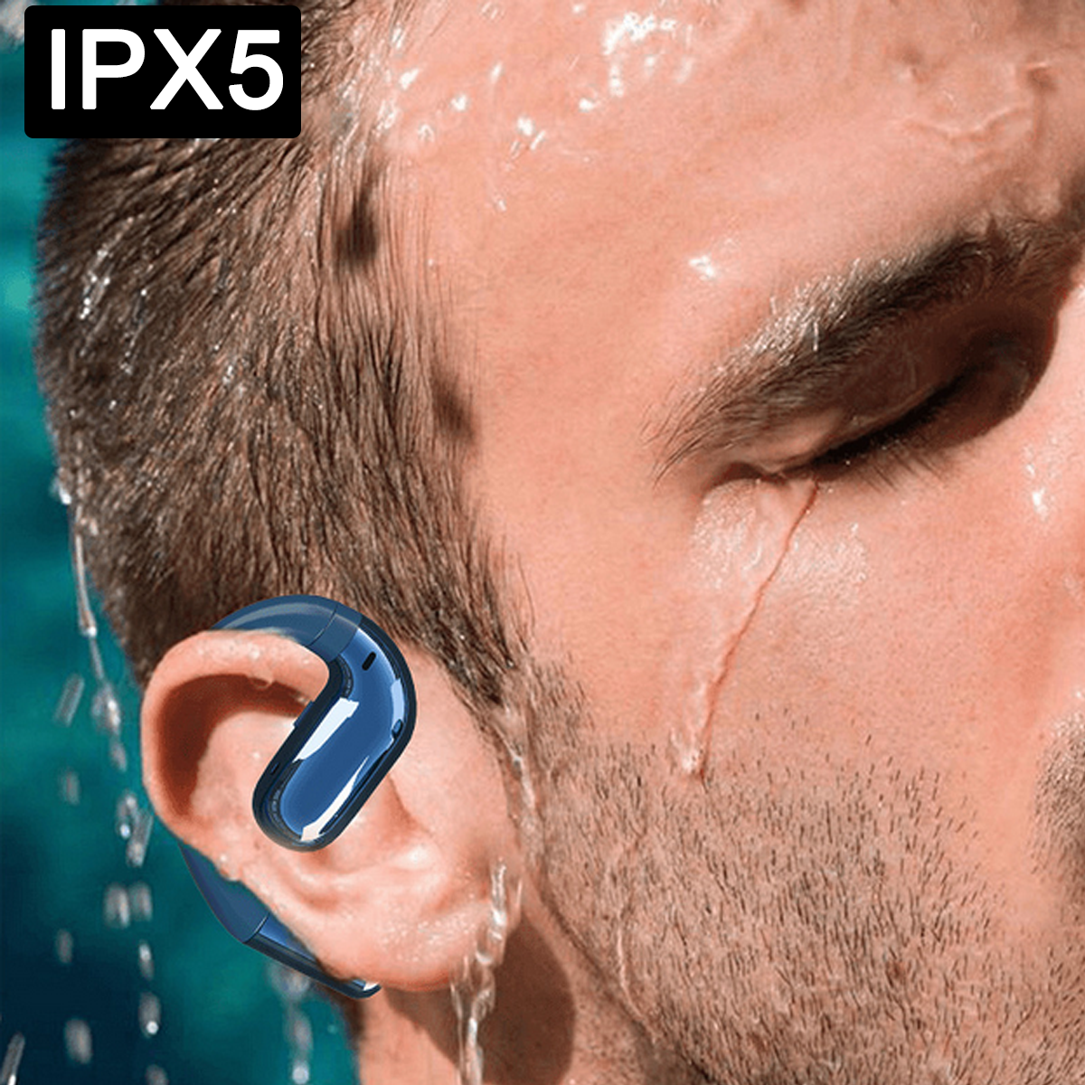 Uomo con auricolari blu, IPX5 impermeabile, goccioline d'acqua visibili, primo piano, su sfondo blu.