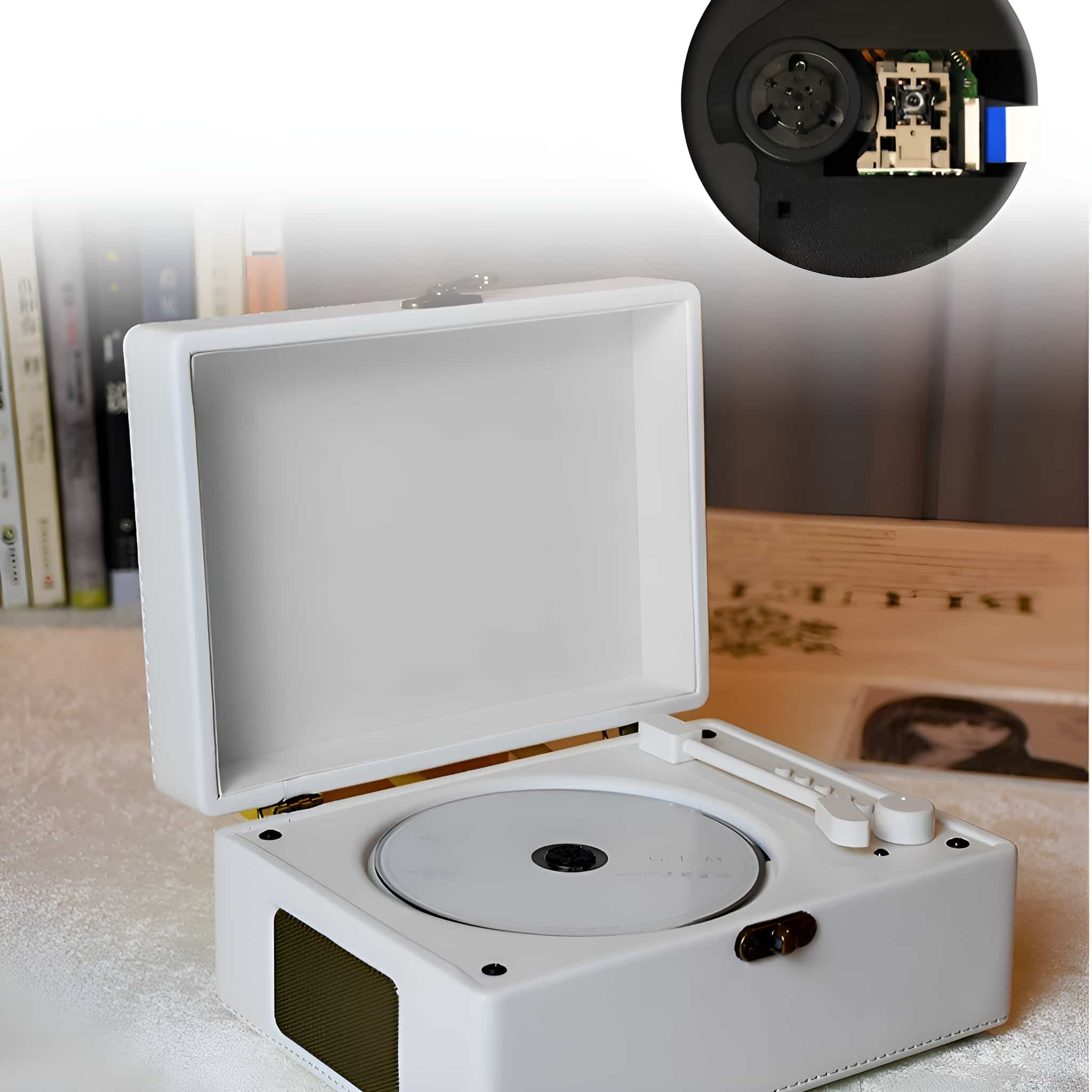 Weißer Retro-CD-Player mit sichtbarer CD und kleinem Lautsprecher.