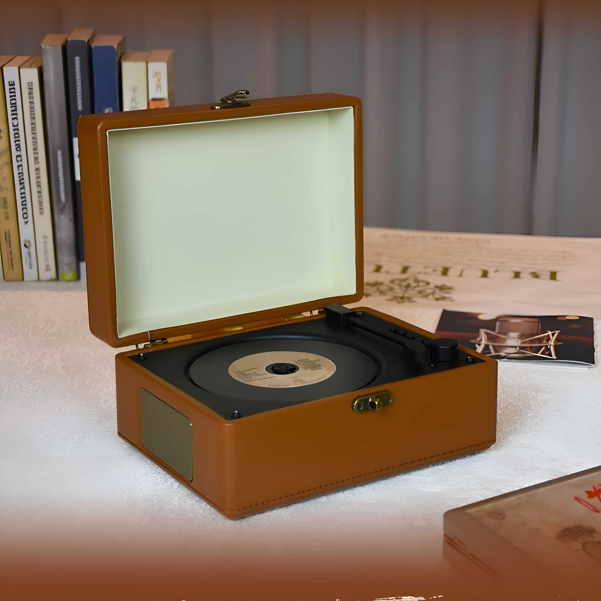 Ein brauner Vintage-Plattenspieler. Der Deckel ist geöffnet und zeigt eine Schallplatte. Bücher und ein Foto im Hintergrund.