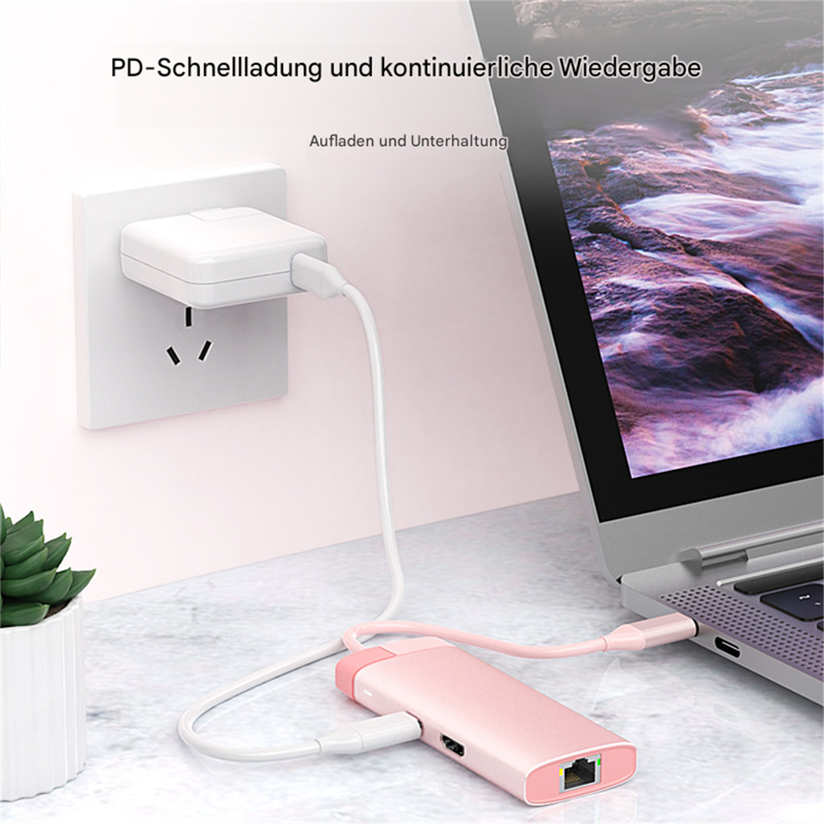 Ein rosafarbener USB-C-Hub, der mit einem Laptop verbunden ist, mit Wandsteckdose und Anschlüssen.