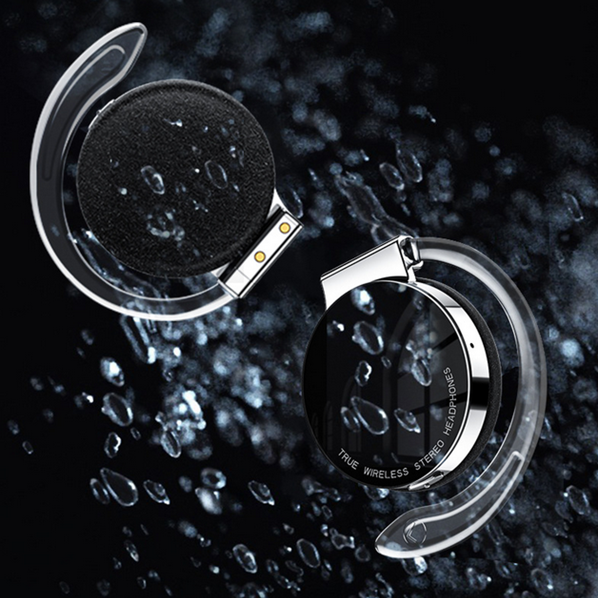 Cuffie stereo wireless con goccioline d'acqua intorno su sfondo nero.