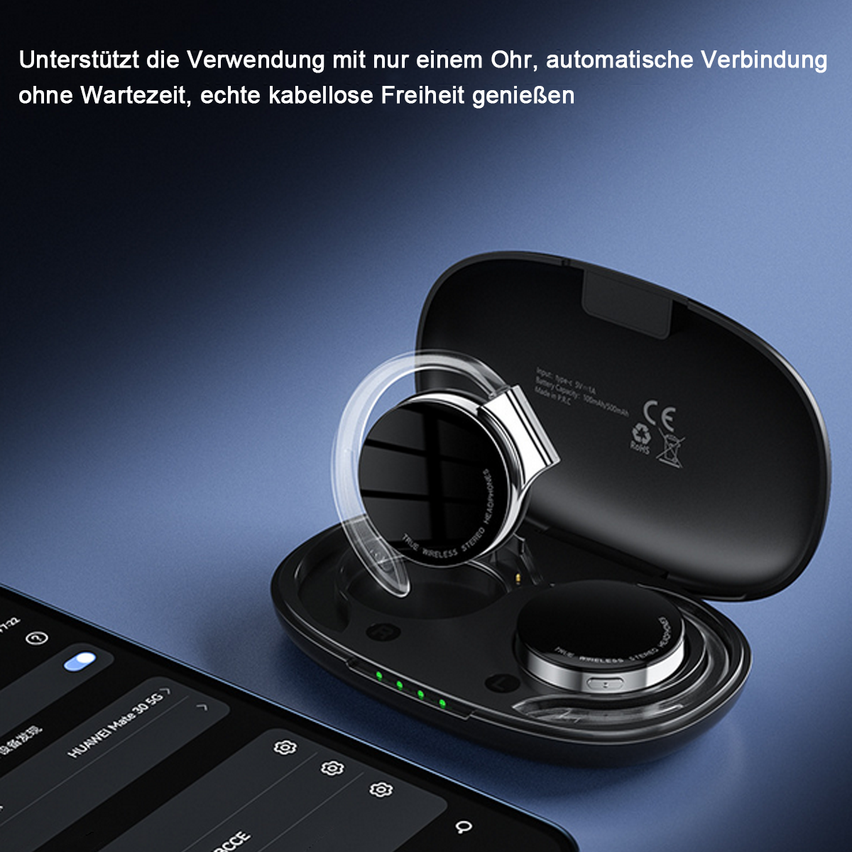 Auricolare wireless nero e argento nella sua custodia di ricarica, con un telefono in primo piano.