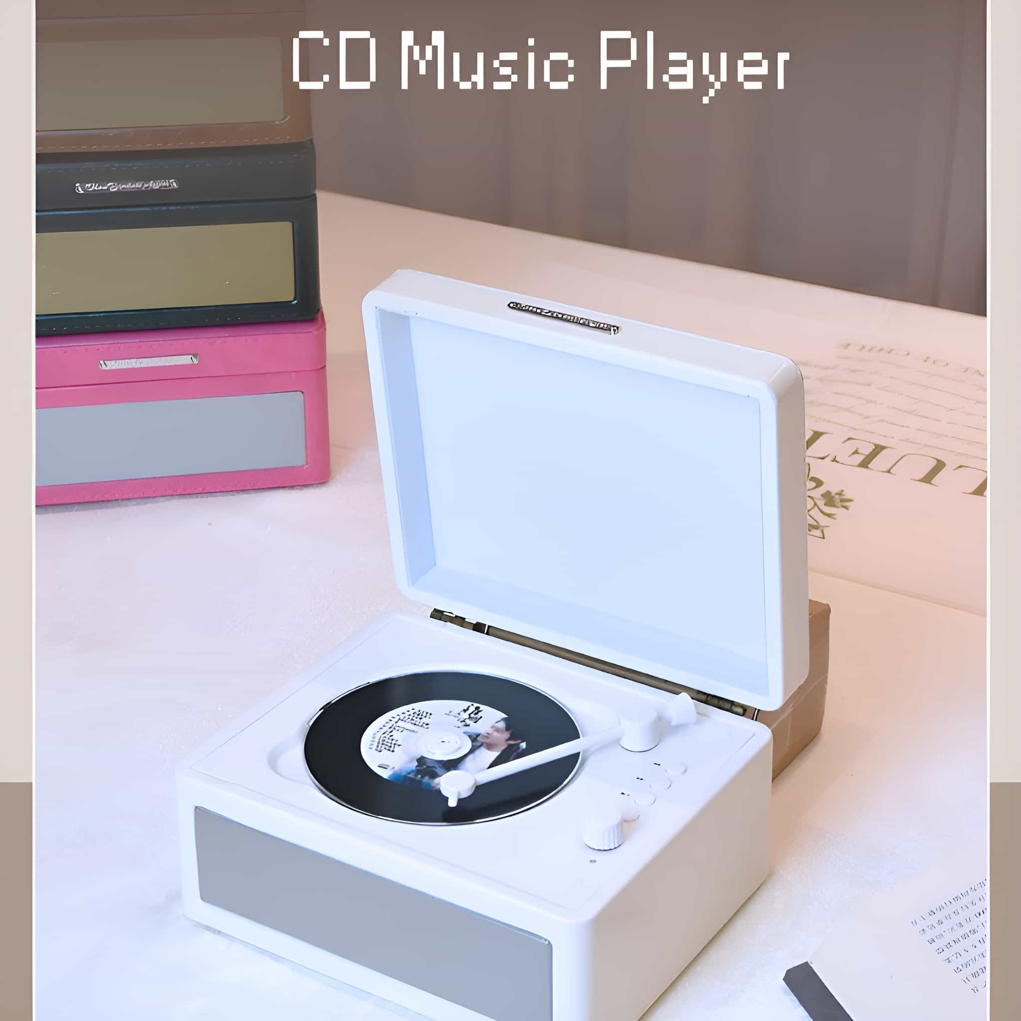 Ein weißer CD-Musikplayer mit einer schwarzen Schallplatte im Inneren, mit Stapeln anderer Player im Hintergrund.