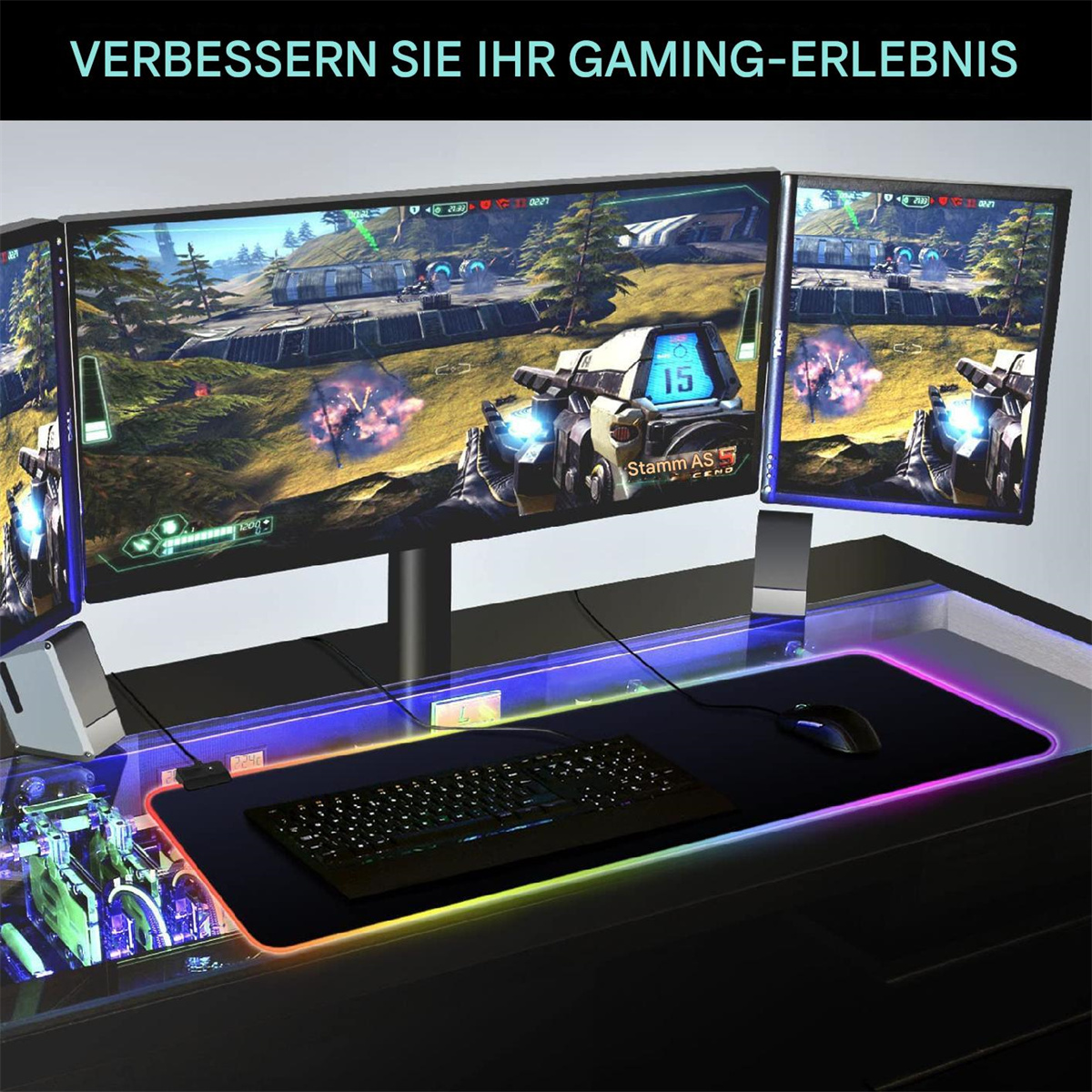Gaming-Setup: drei Monitore zeigen ein Spiel, Tastatur, Maus, und LED-Beleuchtungseffekte.