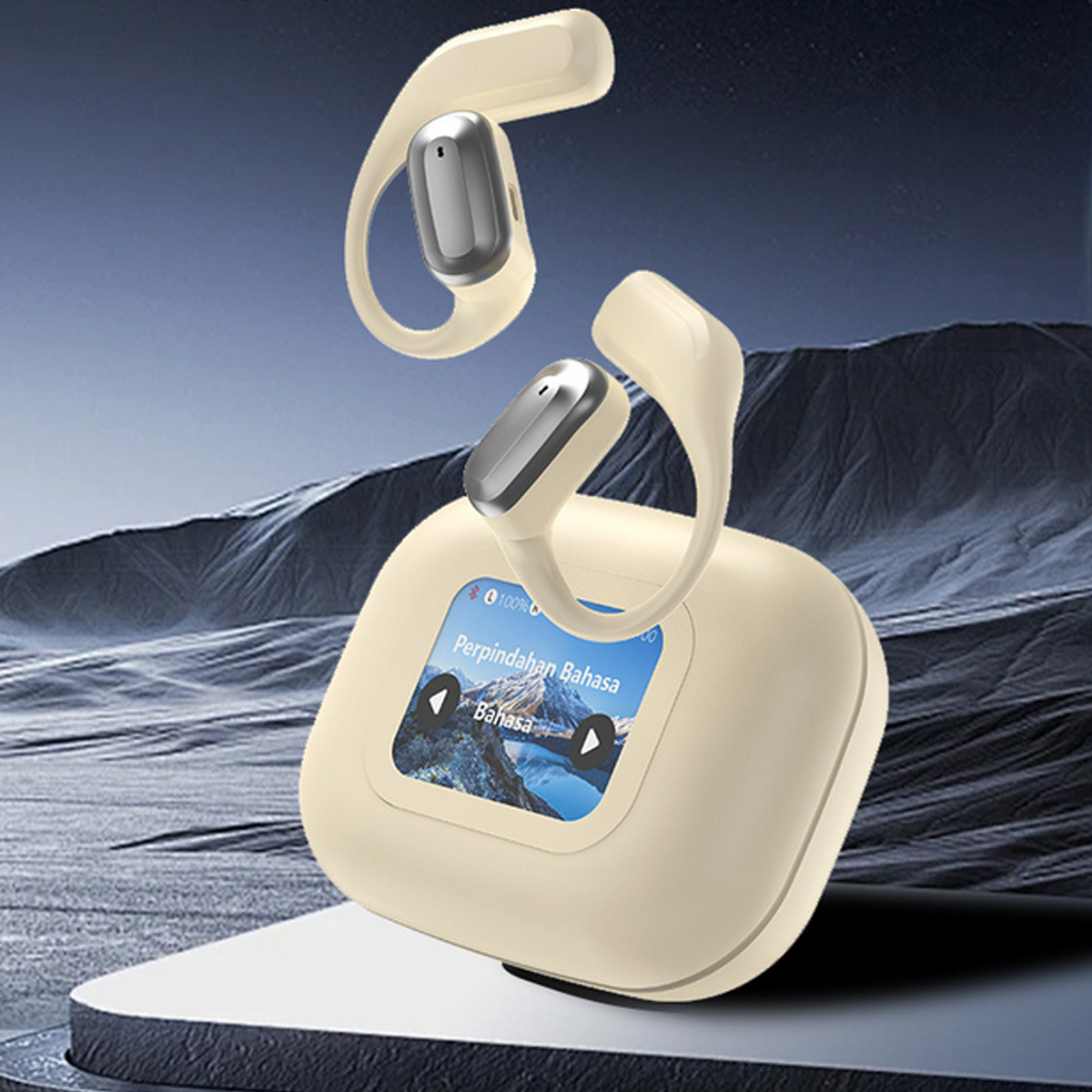Auricolari beige con custodia di ricarica. La custodia mostra testo e immagine degli auricolari.