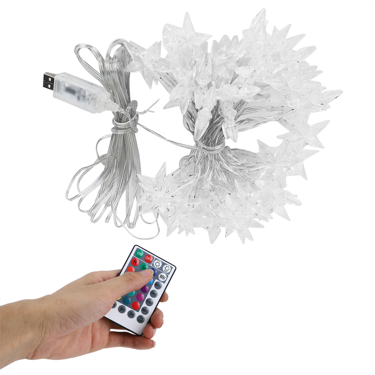 Lichterkette mit Sternformen und Fernbedienung in der Hand, auf weißem Hintergrund.
