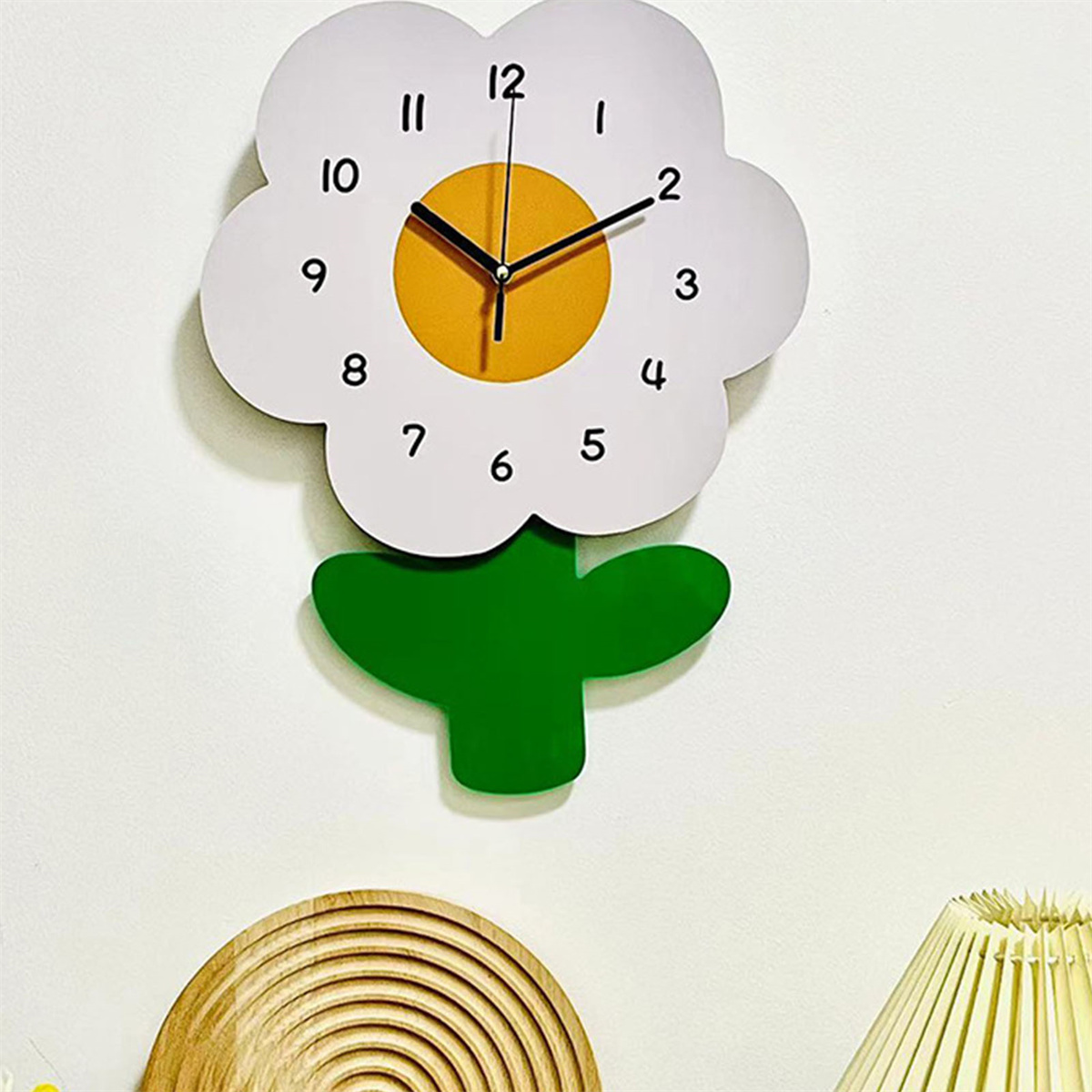 Eine weiß-gelbe blütenförmige Uhr. Die Uhr zeigt die Zeit an und hat eine grüne Basis.