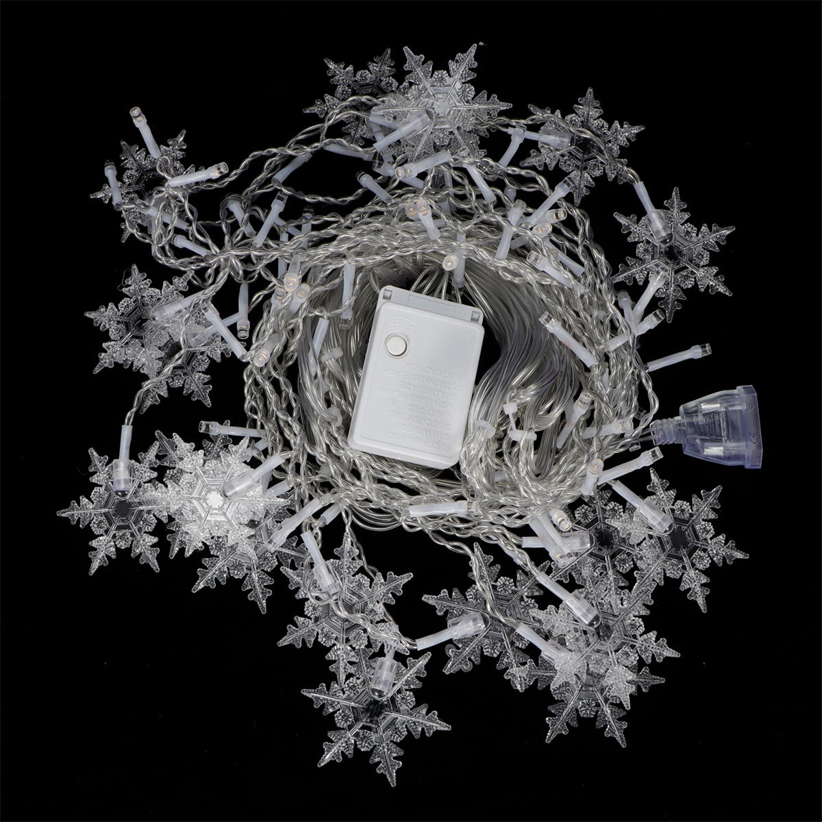 Ein Cluster von schneeförmigen Weihnachtslichtern auf schwarzem Hintergrund.