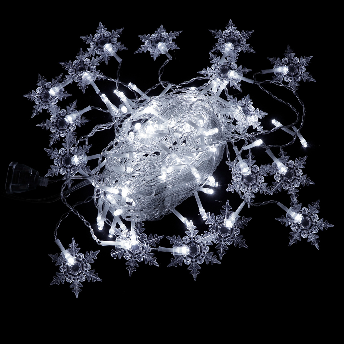 Lichterketten mit schneeförmigen Glühbirnen auf schwarzem Hintergrund.