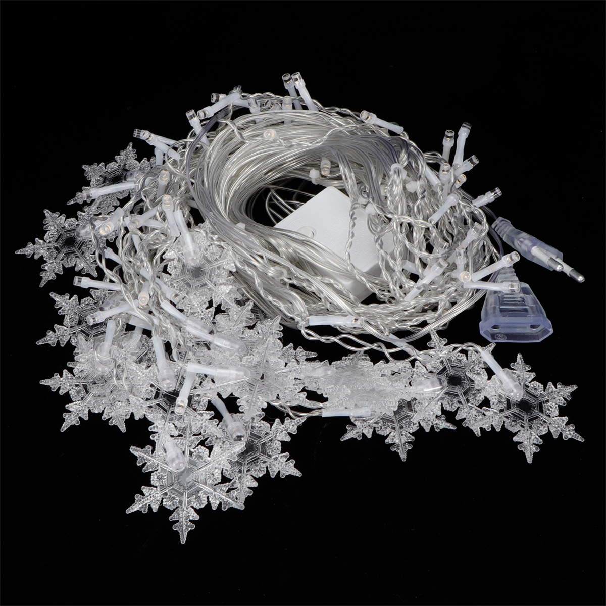 Eine Lichterkette mit Schneeflocken-Ornamenten auf schwarzem Hintergrund.