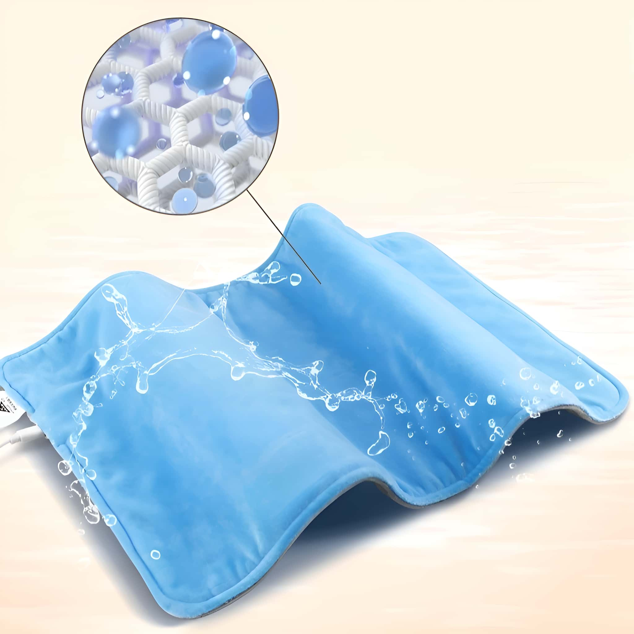 Hellblaues Heizkissen mit Wassertröpfchen. Es liegt auf einer hellbraunen Oberfläche.