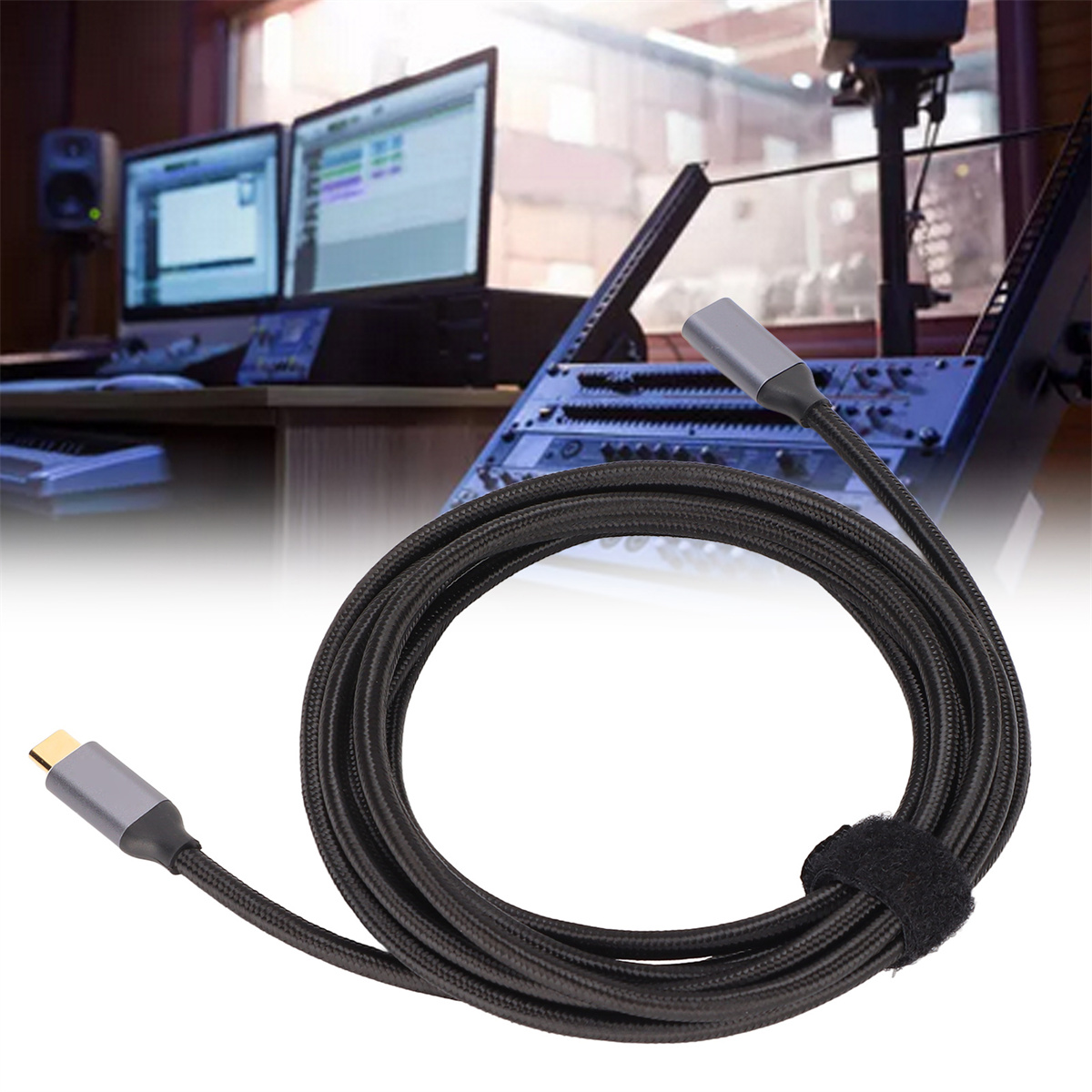 USB-C-Kabel mit schwarzem Kabel und grauem USB-C-Anschluss, auf weißem Hintergrund.