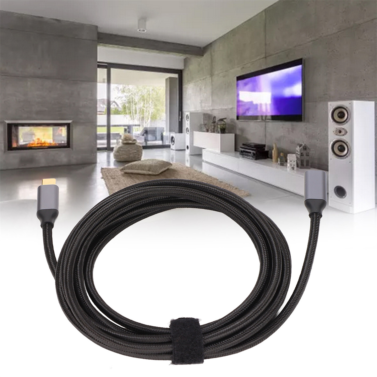Schwarzes USB-C-Kabel mit grauen Enden, auf dem Boden eines modernen Wohnzimmers aufgerollt, in der Nähe des Fernsehers.