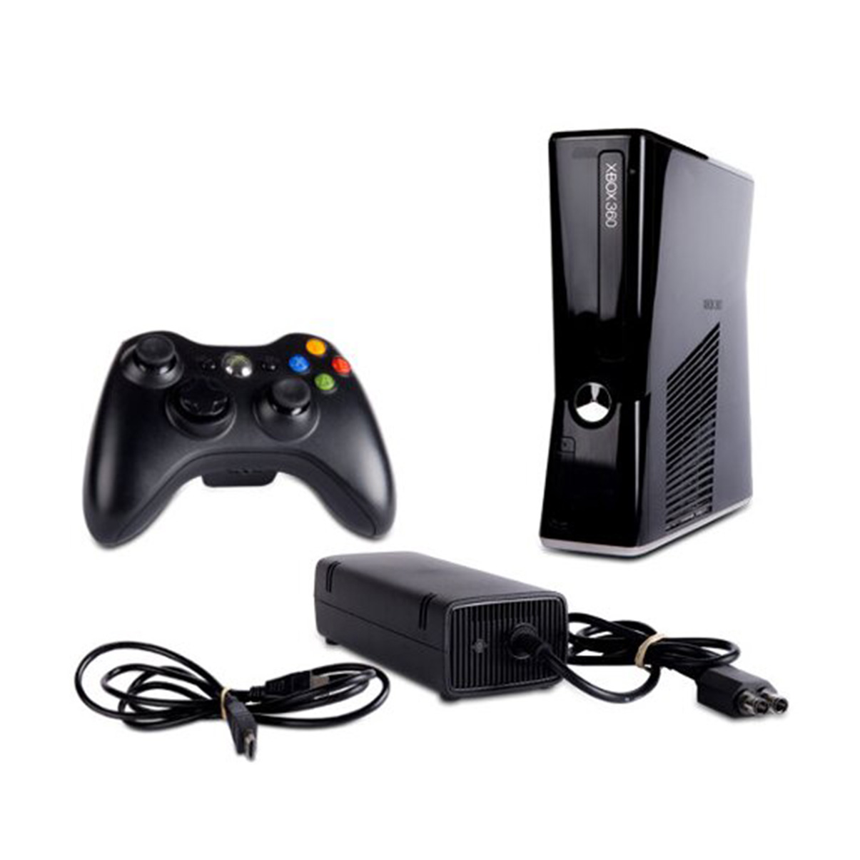 Schwarze Xbox 360 Konsole, Controller und Netzteil auf weißem Hintergrund.