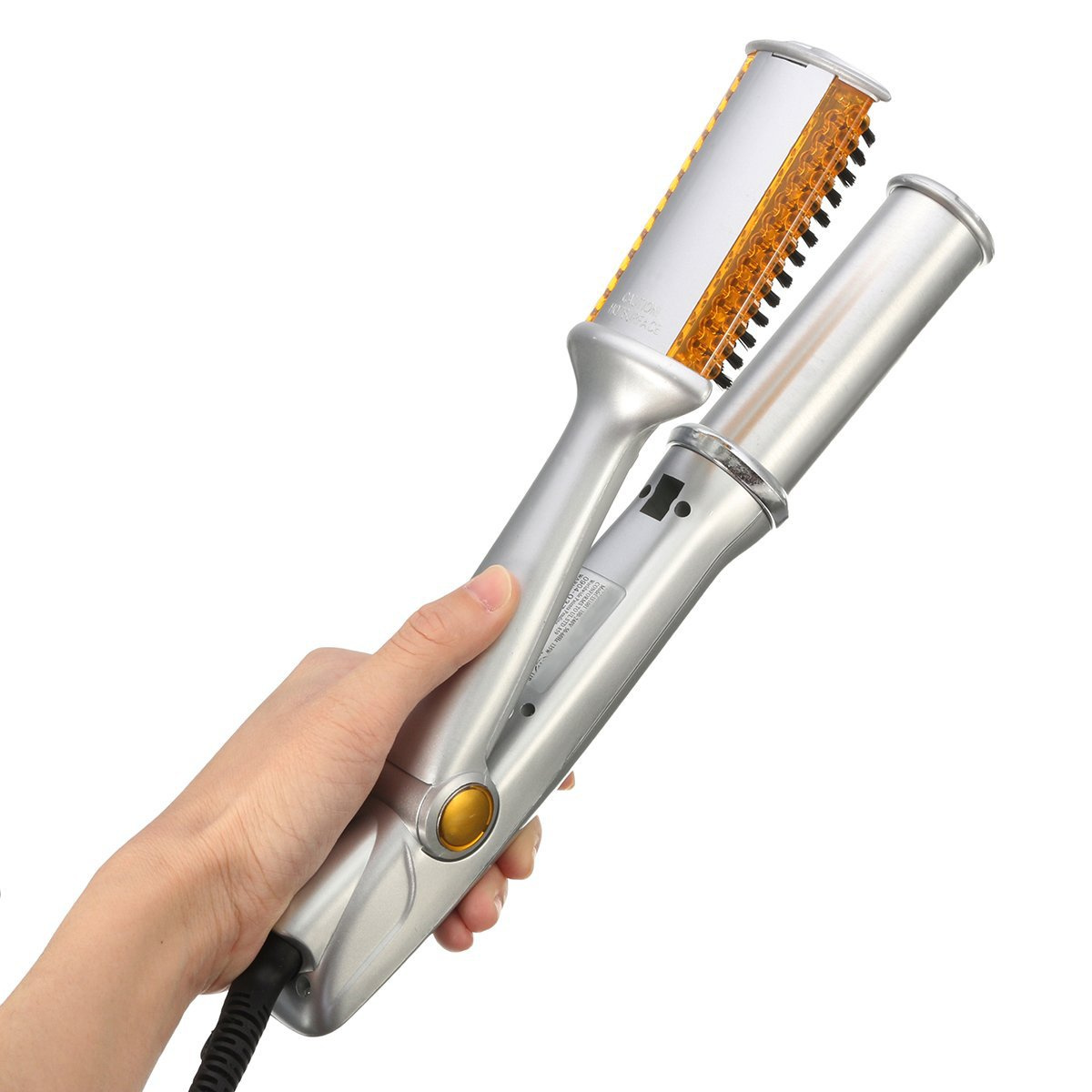 Eine Person hält ein silbernes und oranges Haarstyling-Werkzeug.