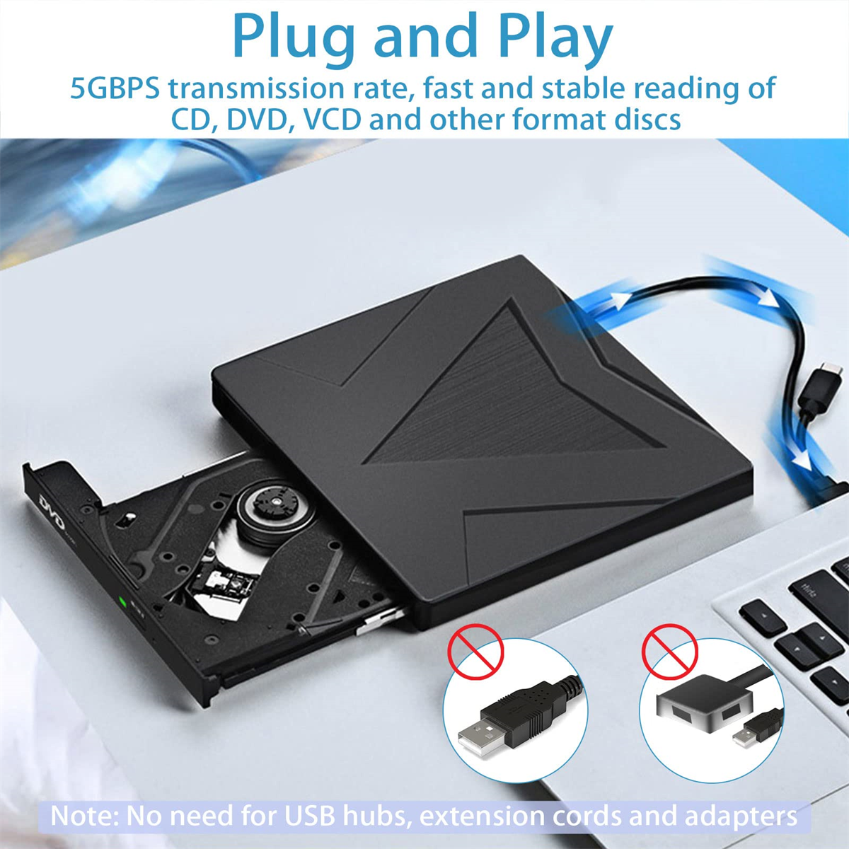 Ein schwarzes CD/DVD-Laufwerk, das mit einem Laptop verbunden ist. Das Laufwerk ist geöffnet, Kabel sind sichtbar. Weißer Hintergrund.